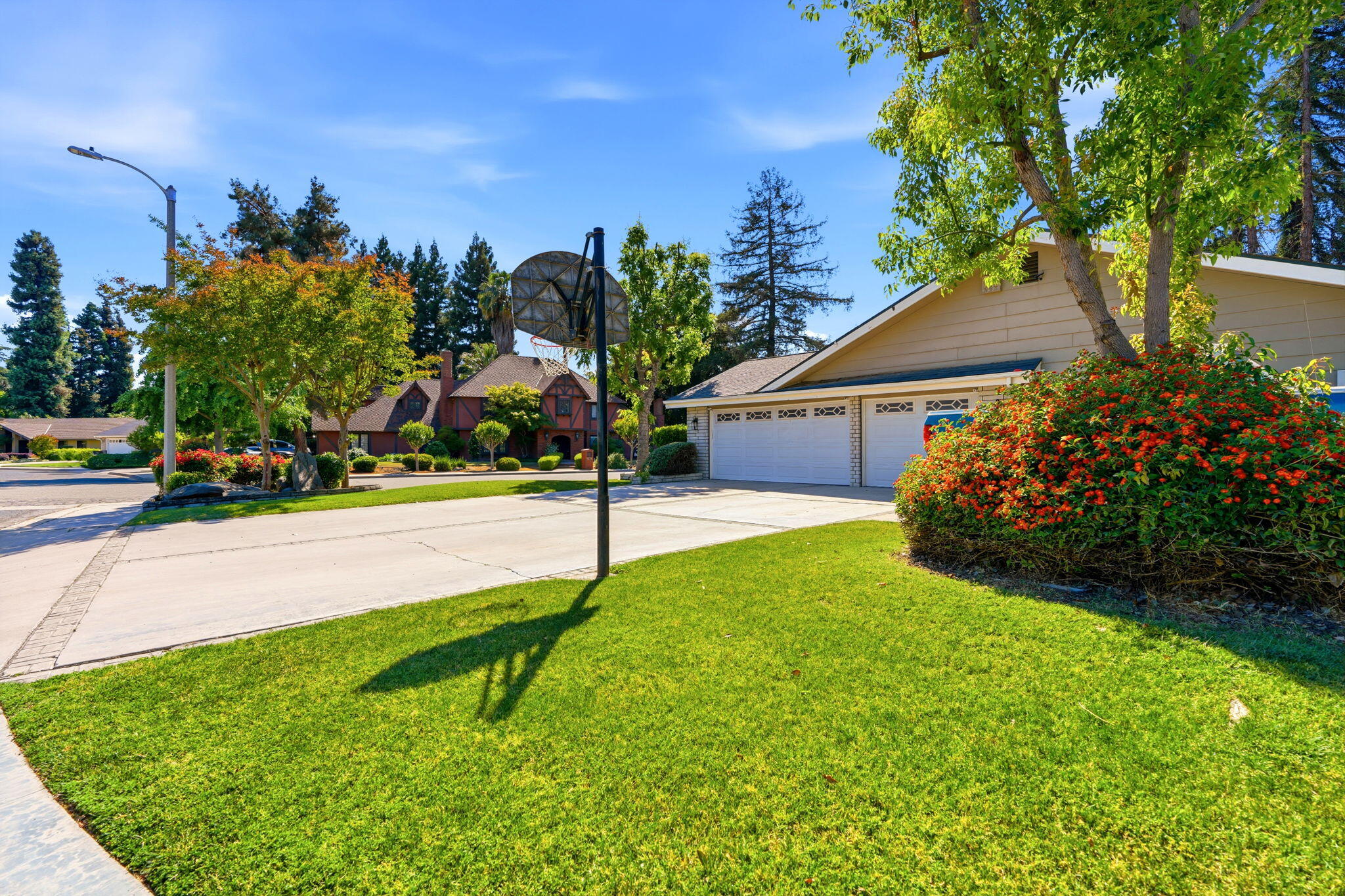 616 W Victor Ave, Visalia, CA 93277