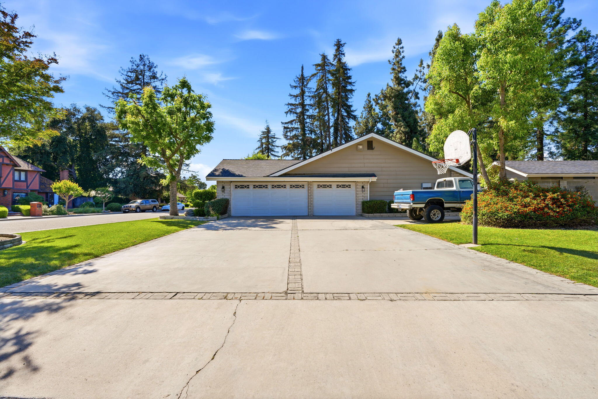 616 W Victor Ave, Visalia, CA 93277