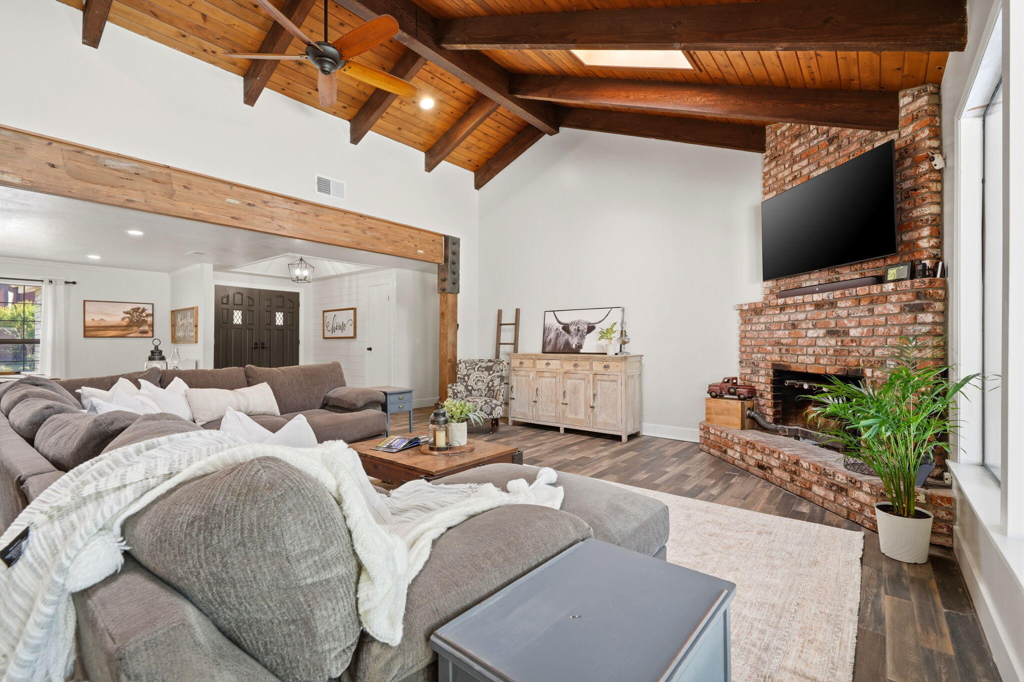 616 W Victor Ave, Visalia, CA 93277