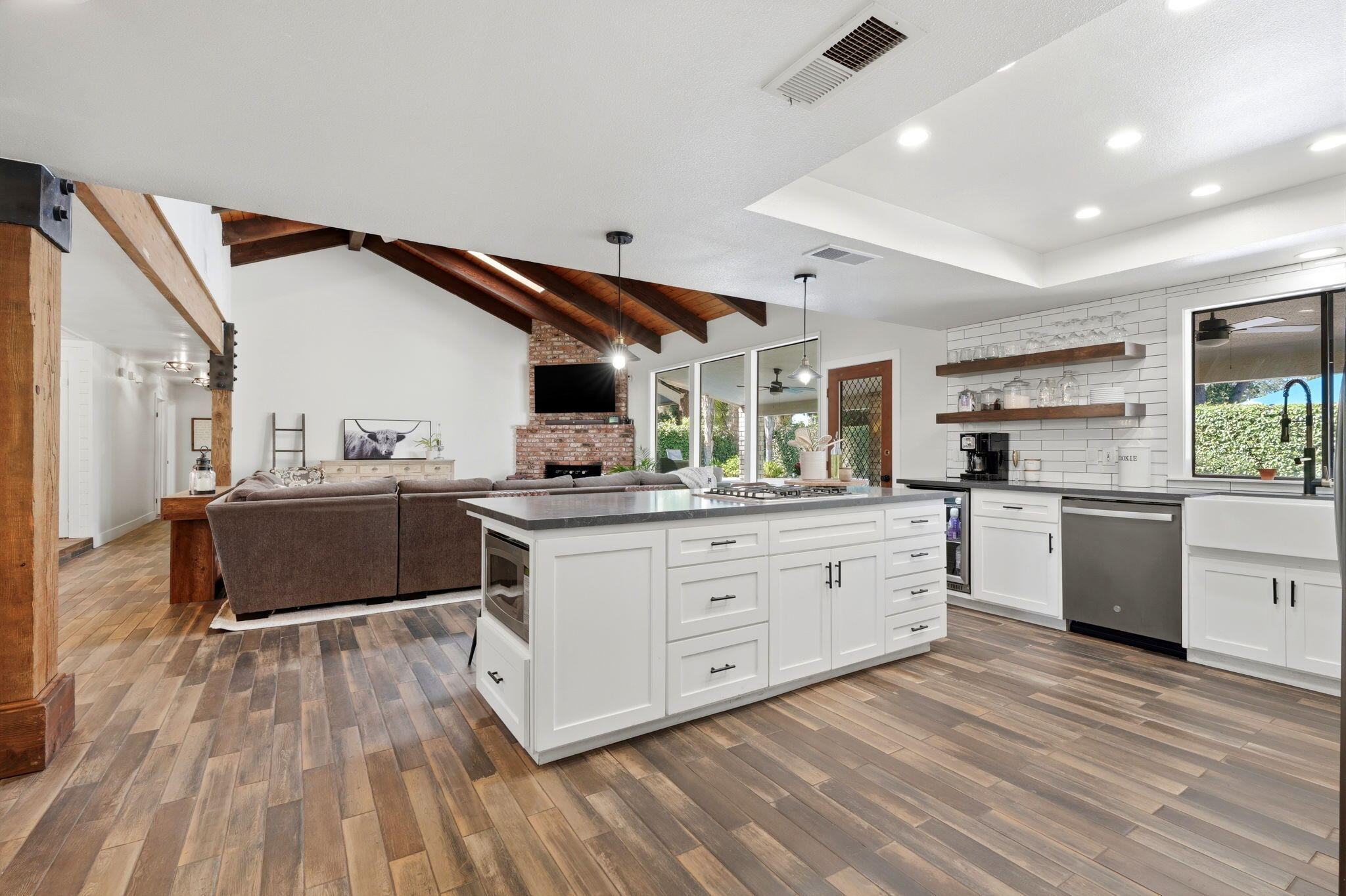 616 W Victor Ave, Visalia, CA 93277