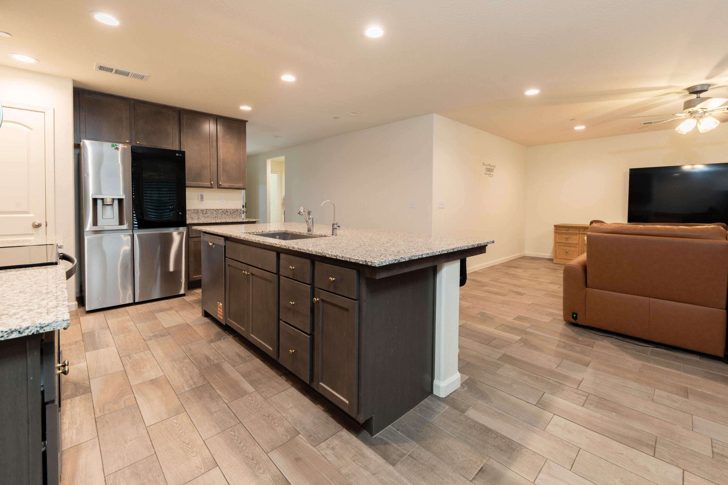 2214 W Glenn Ave, Porterville, CA 93257