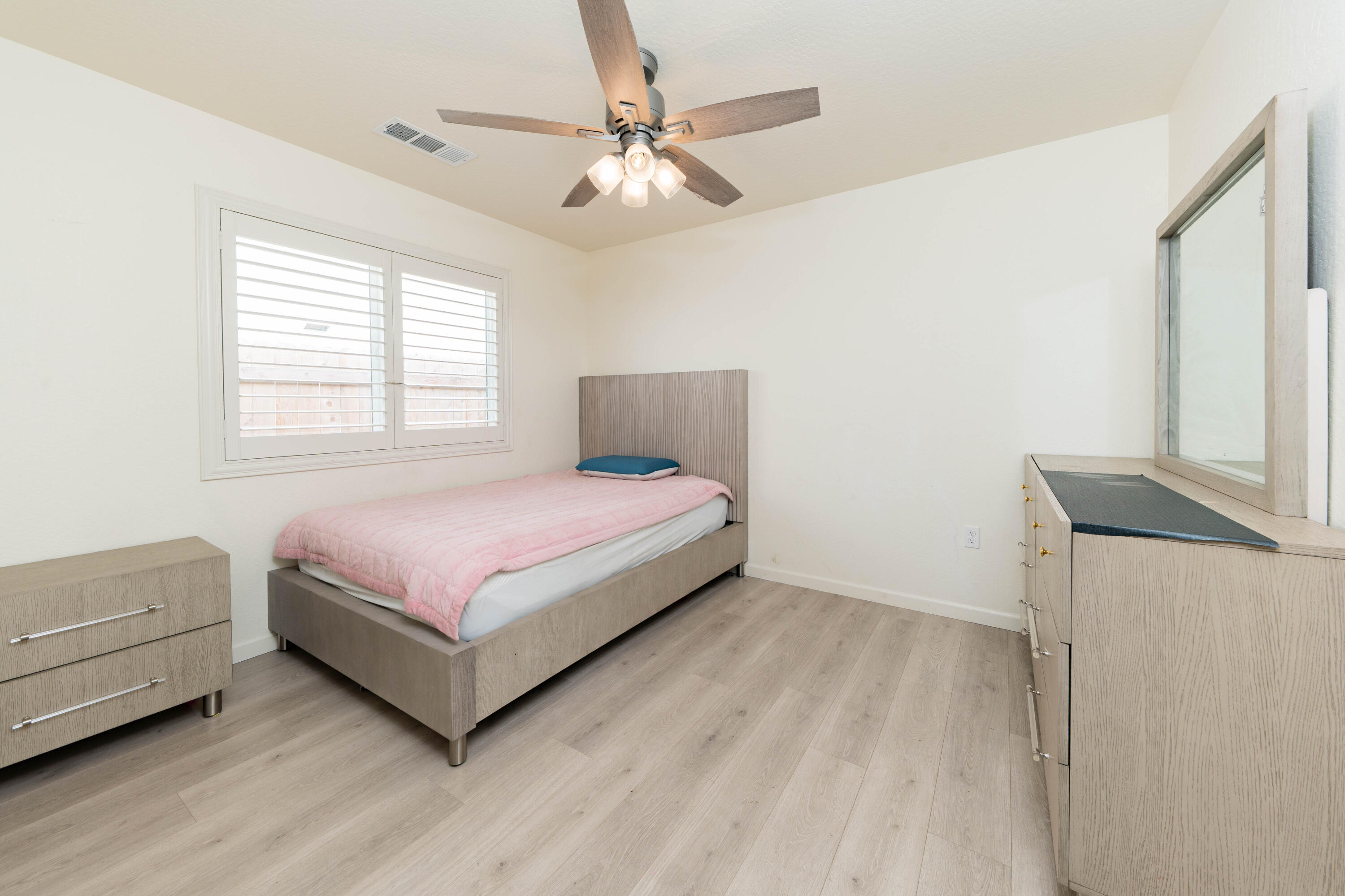 2214 W Glenn Ave, Porterville, CA 93257