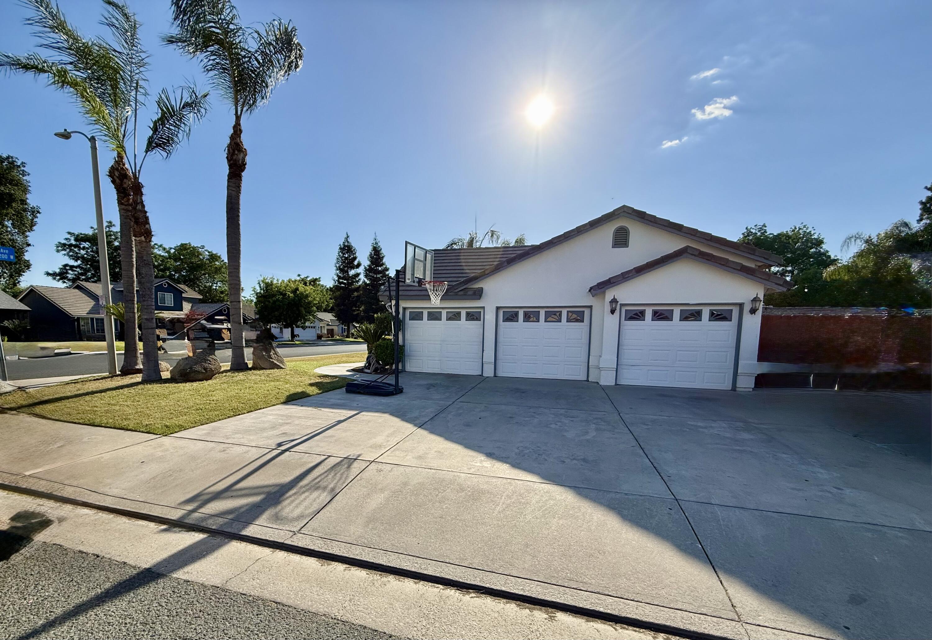 285 S Red Oak St, Porterville, CA 93257