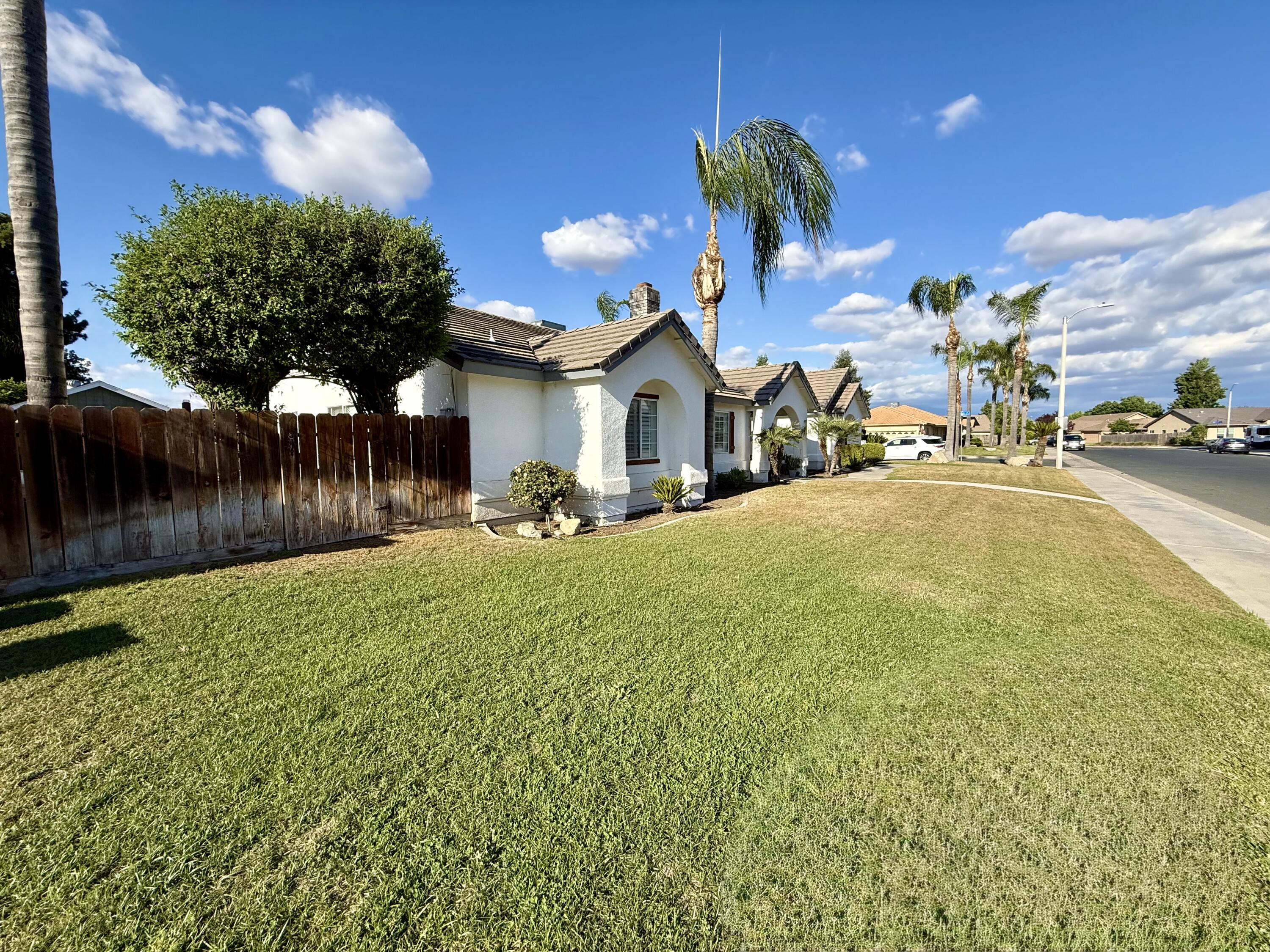 285 S Red Oak St, Porterville, CA 93257