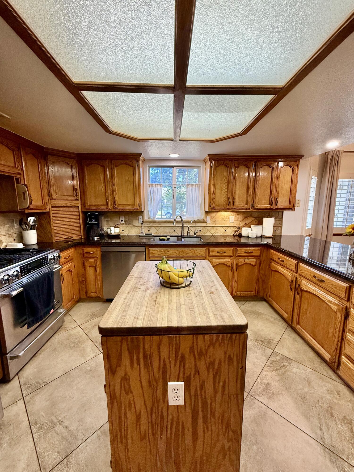 285 S Red Oak St, Porterville, CA 93257