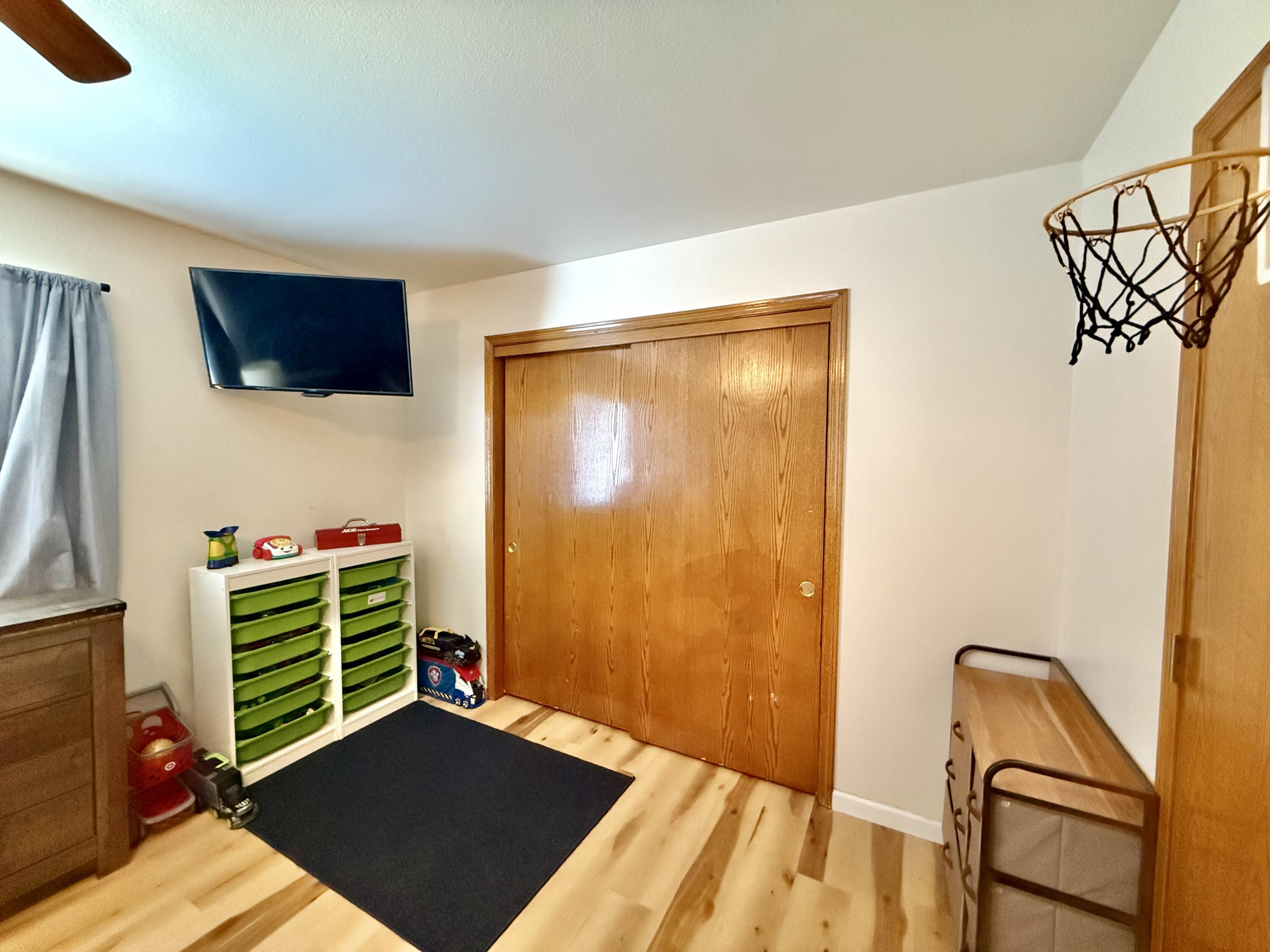 285 S Red Oak St, Porterville, CA 93257