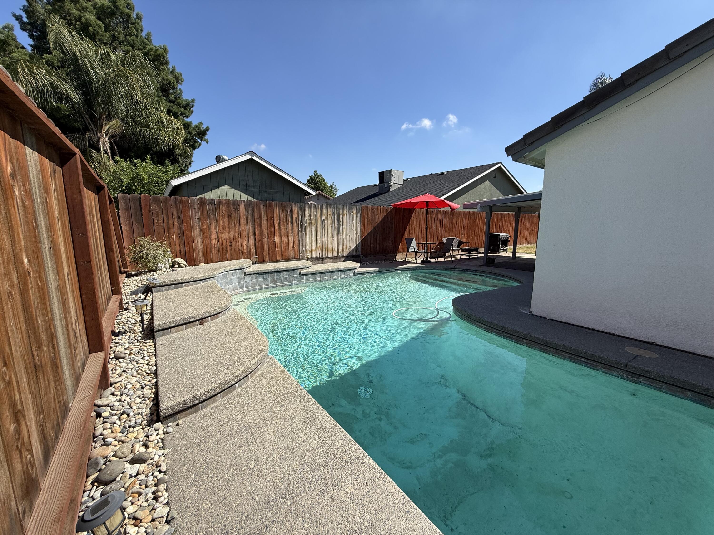 285 S Red Oak St, Porterville, CA 93257