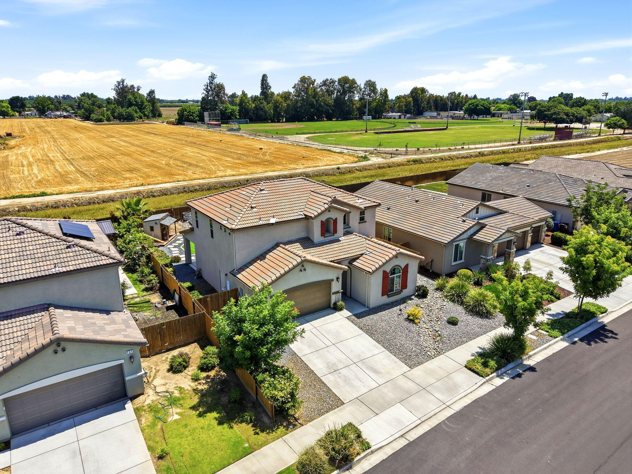 470 Daphne Ln, Lemoore, CA 93245