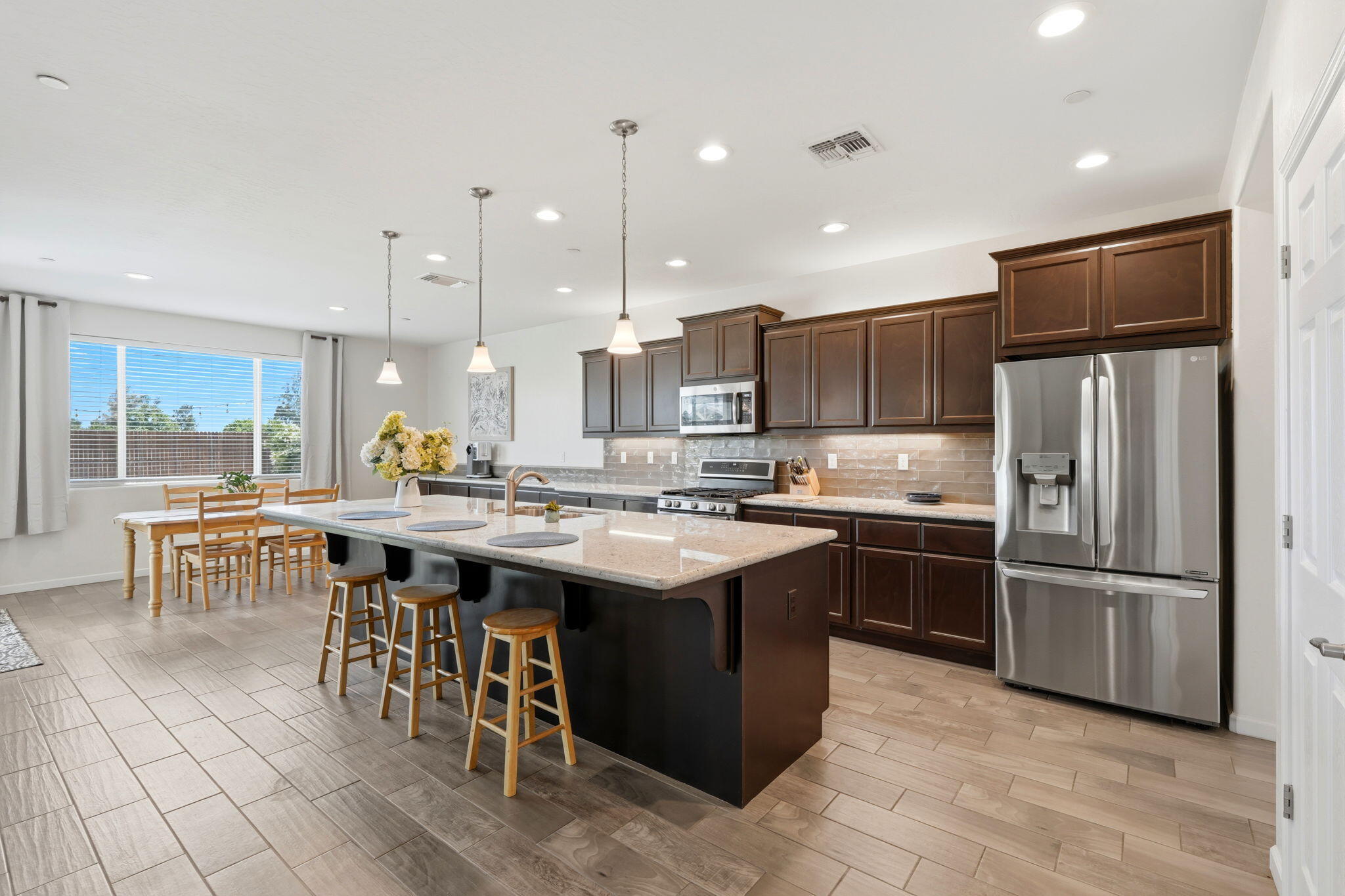 470 Daphne Ln, Lemoore, CA 93245