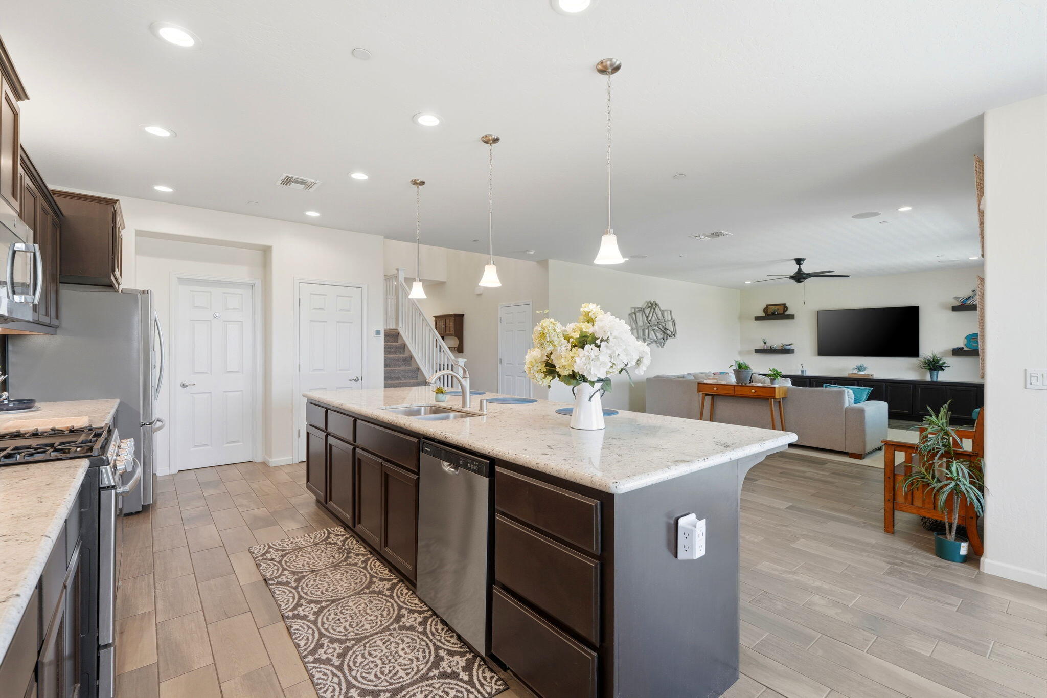 470 Daphne Ln, Lemoore, CA 93245