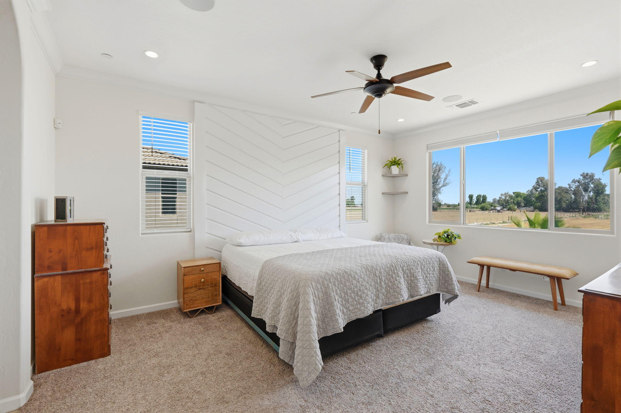 470 Daphne Ln, Lemoore, CA 93245