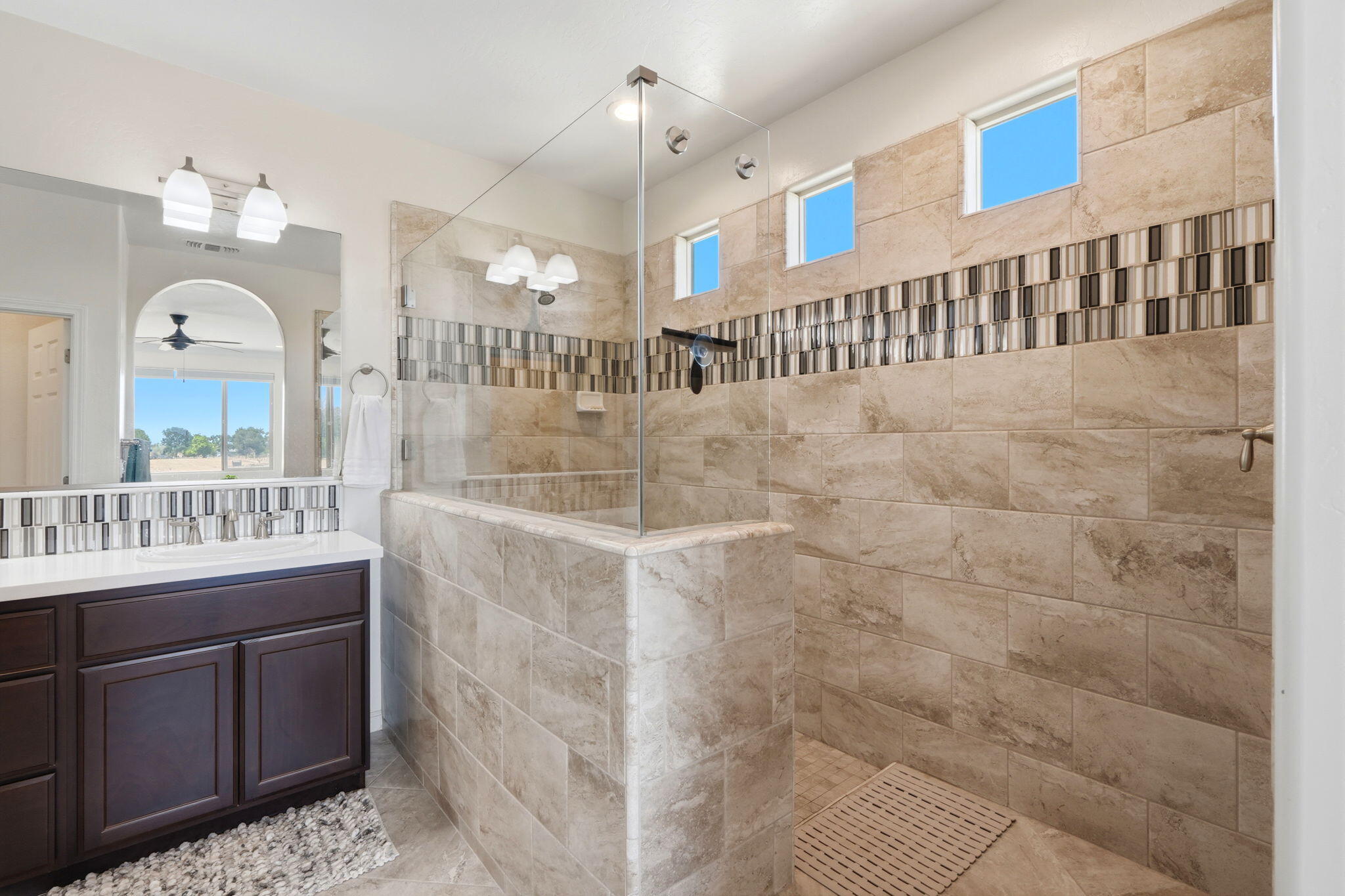 470 Daphne Ln, Lemoore, CA 93245