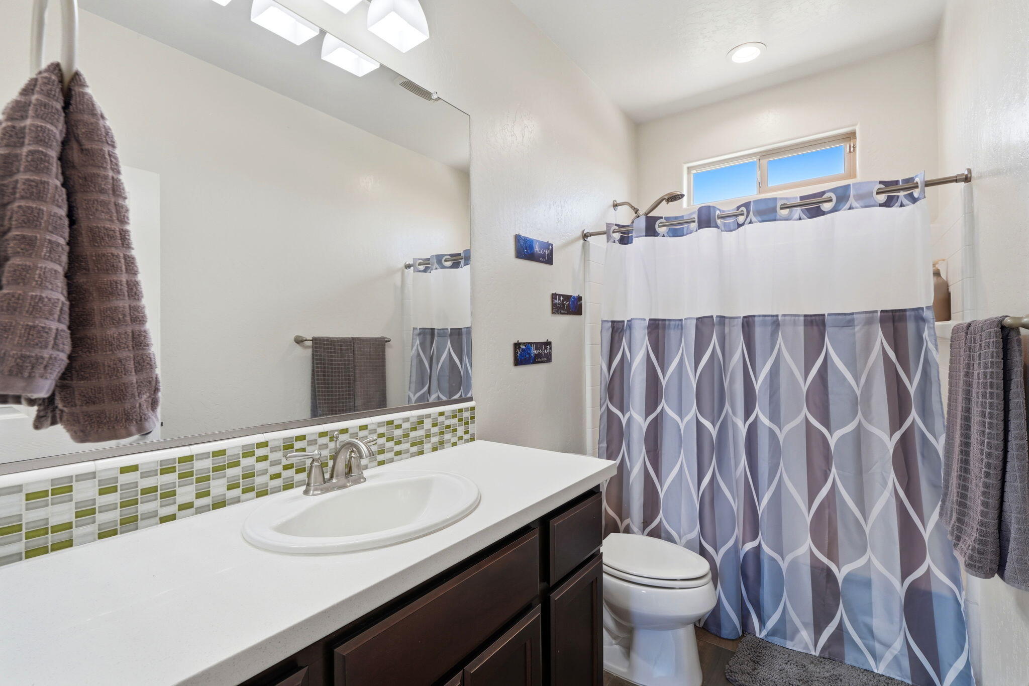 470 Daphne Ln, Lemoore, CA 93245