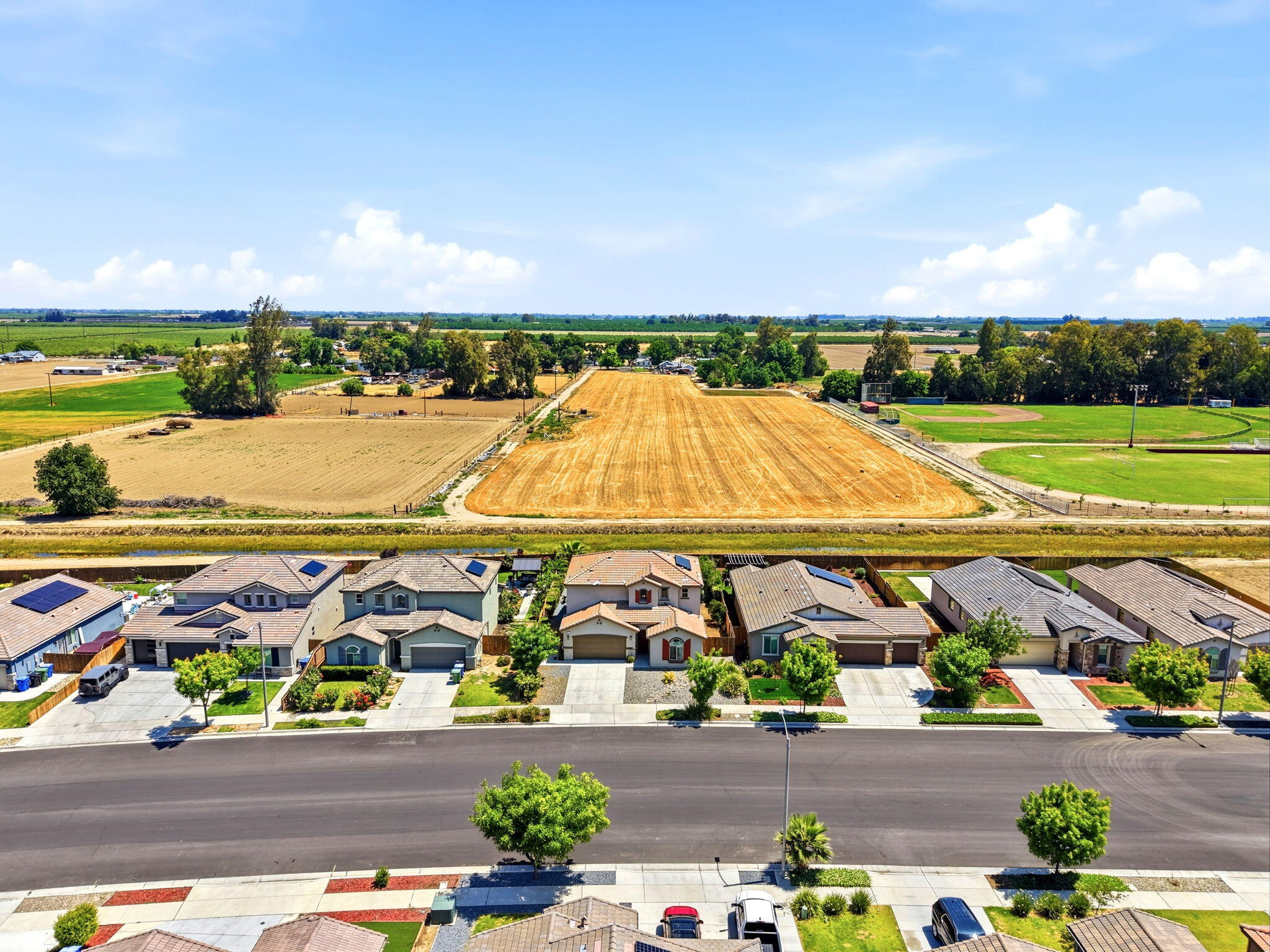 470 Daphne Ln, Lemoore, CA 93245