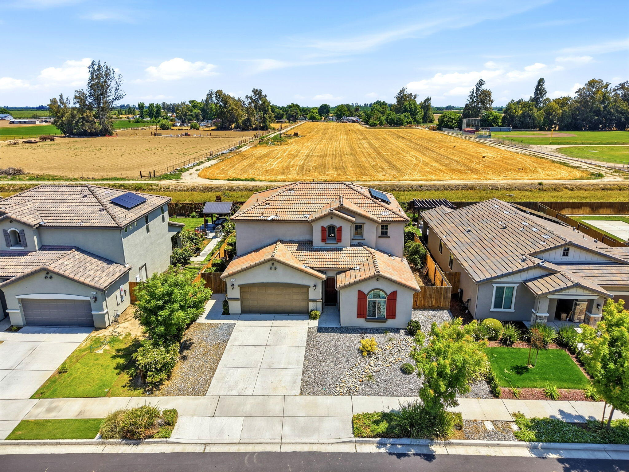 470 Daphne Ln, Lemoore, CA 93245