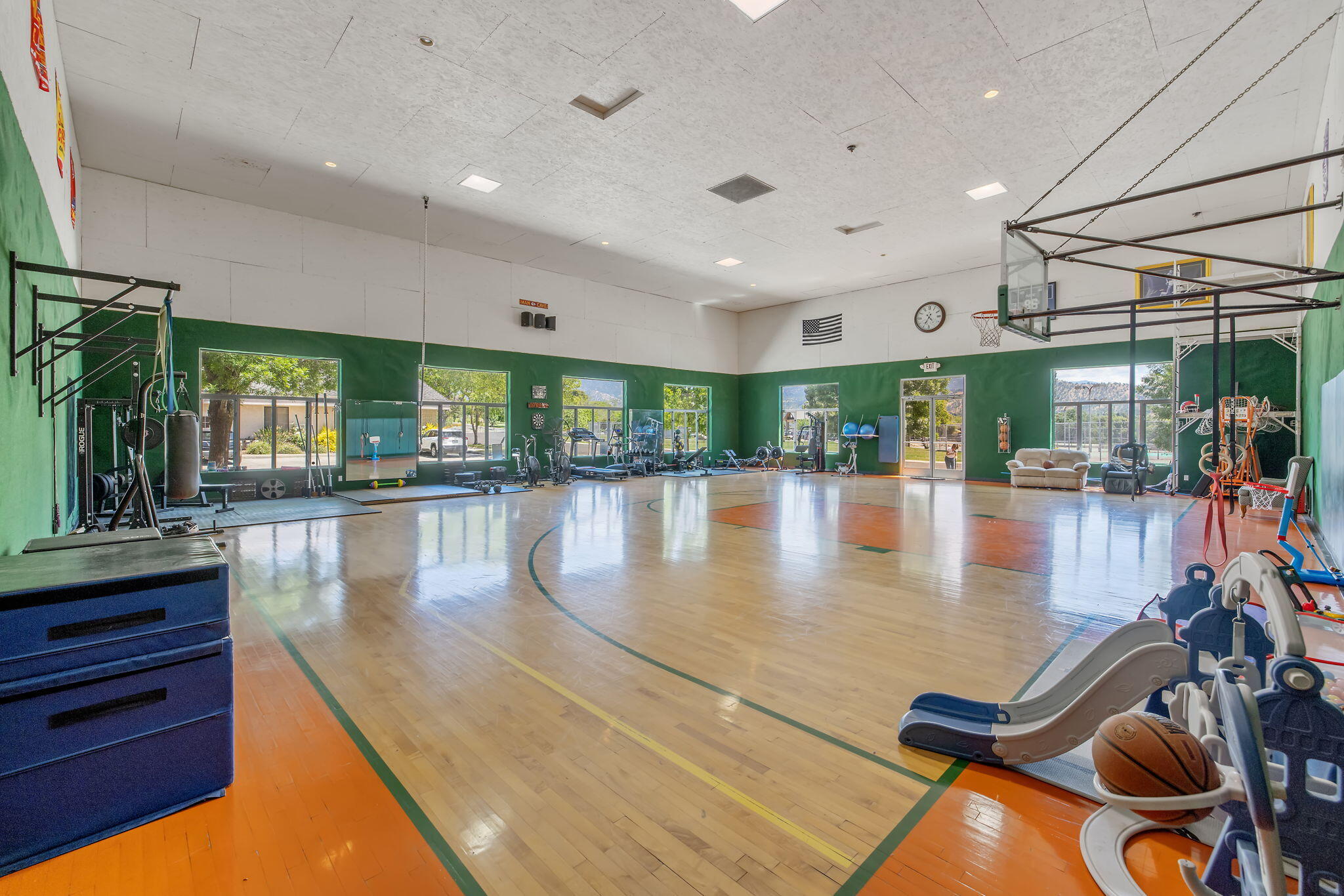 31902 Country Club Dr, Porterville, CA 93257