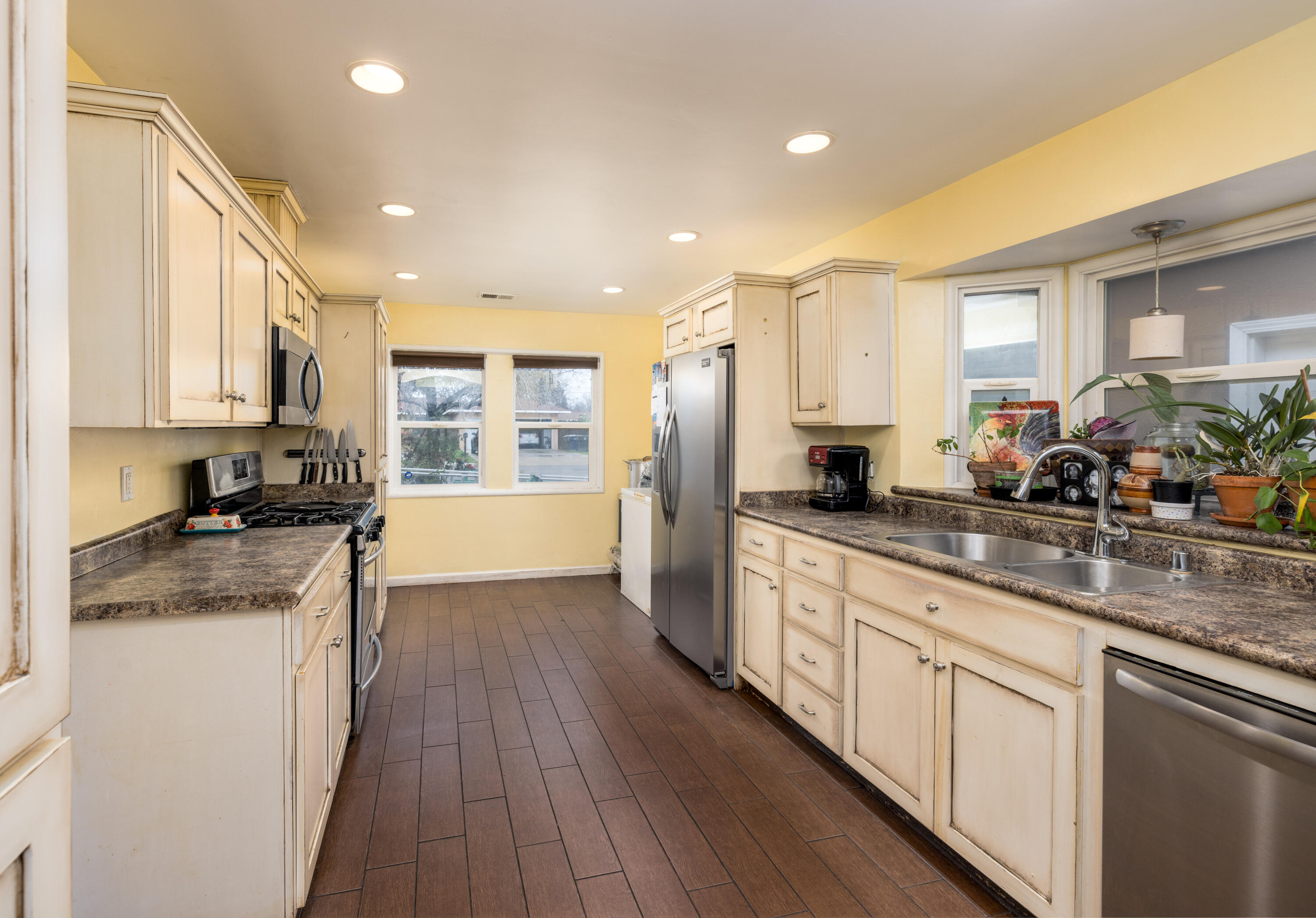 1683 E Cheryl Ln, Tulare, CA 93274