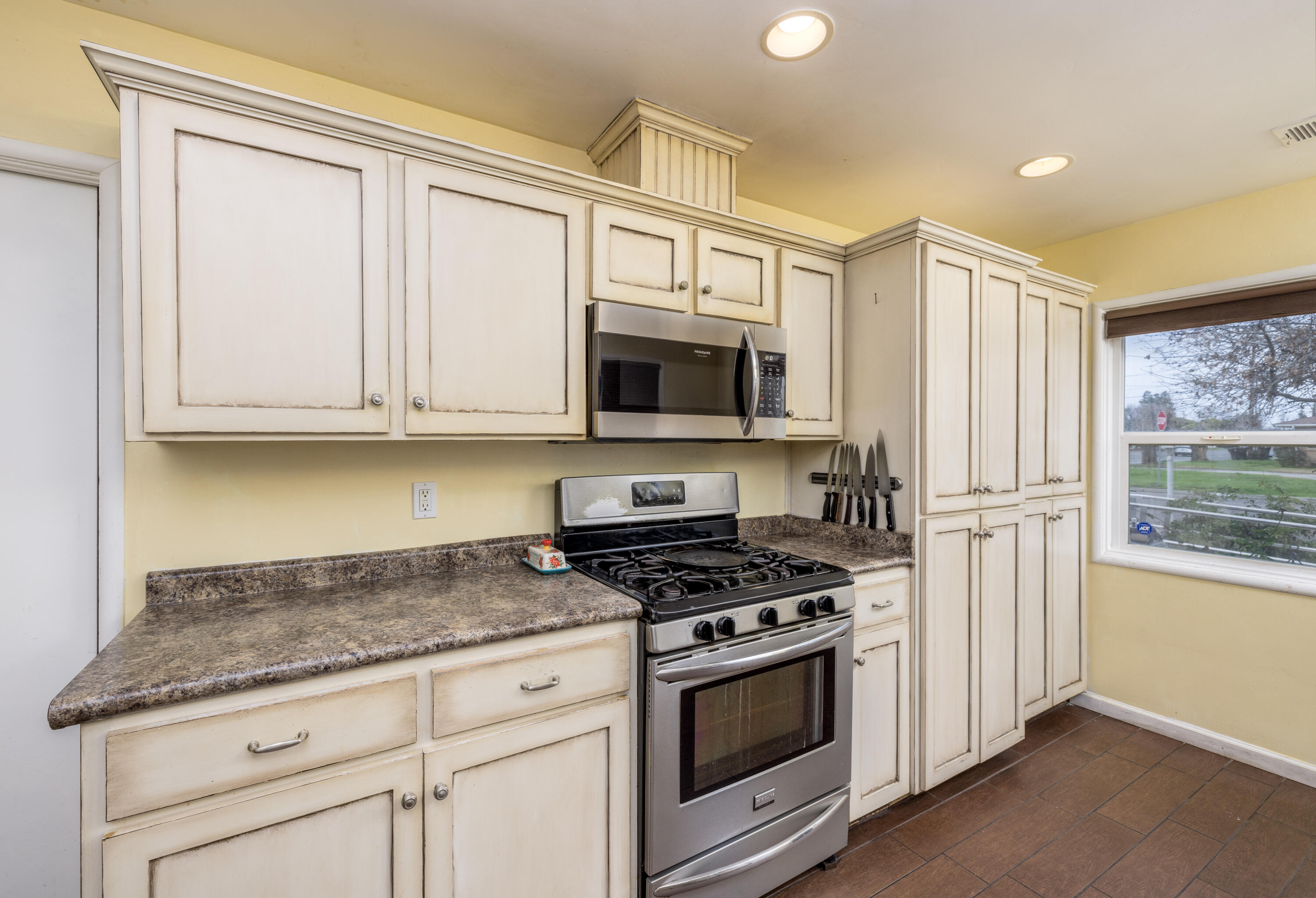 1683 E Cheryl Ln, Tulare, CA 93274