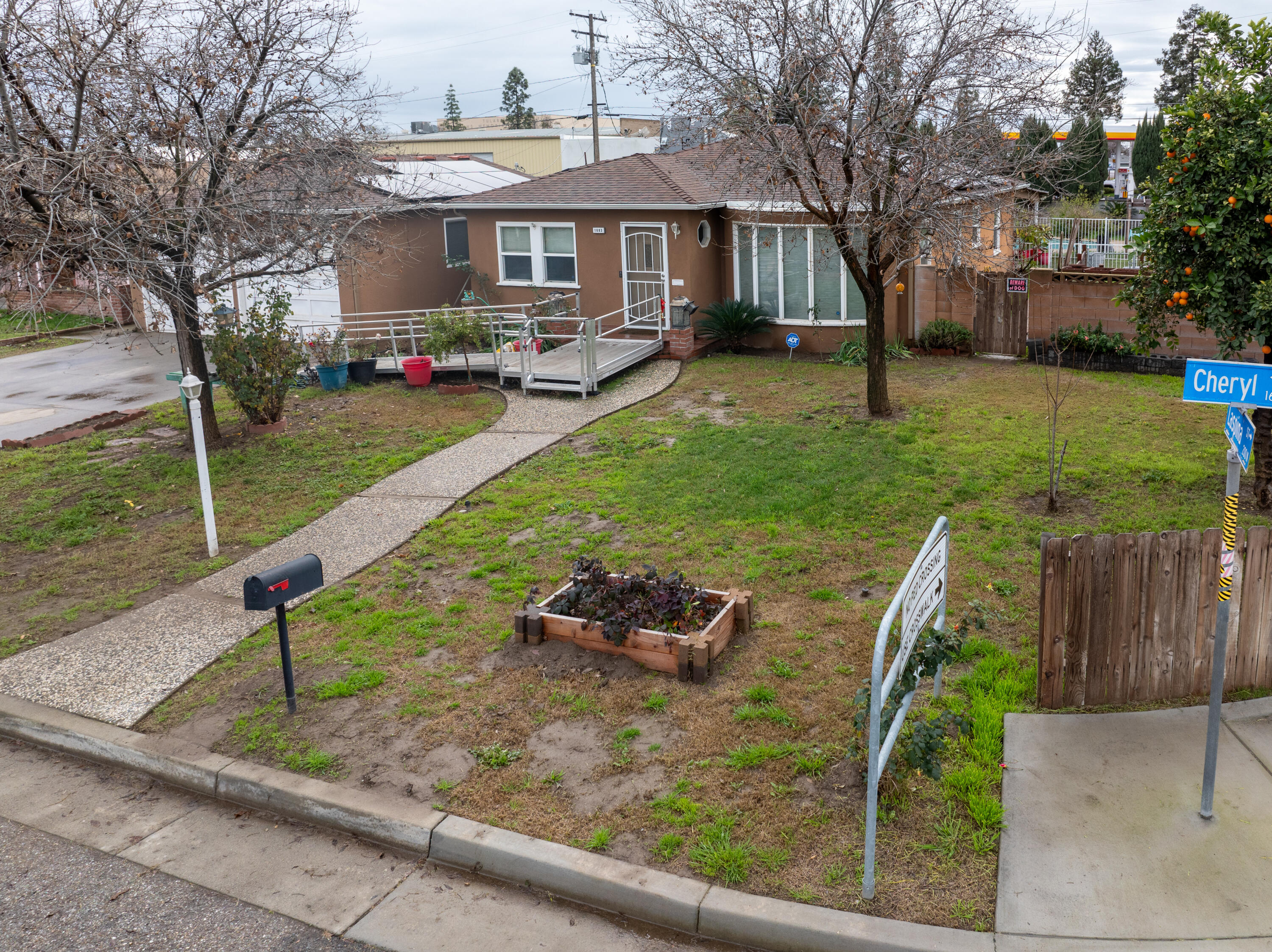 1683 E Cheryl Ln, Tulare, CA 93274
