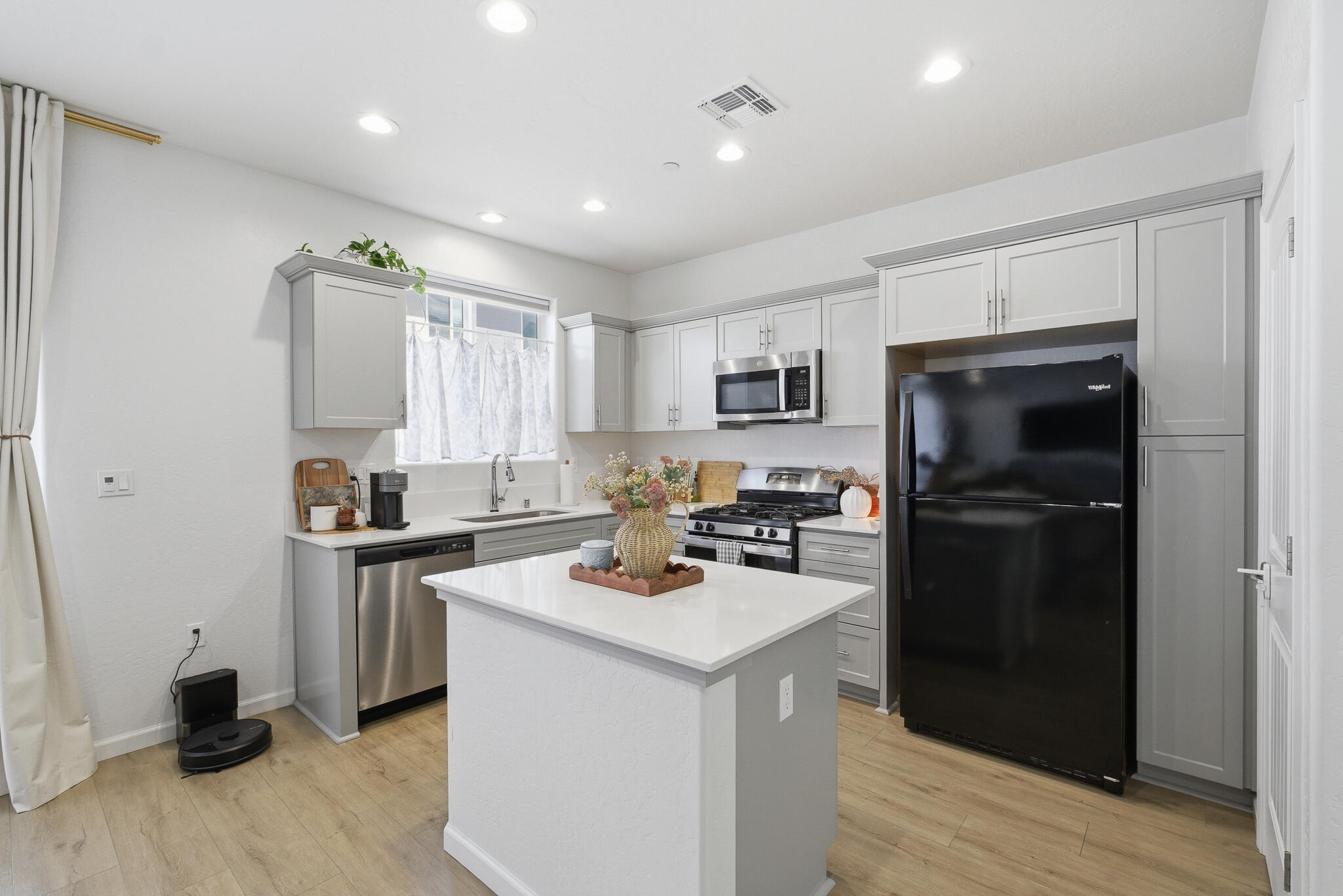 1202 W Prescott Ave, Visalia, CA 93291