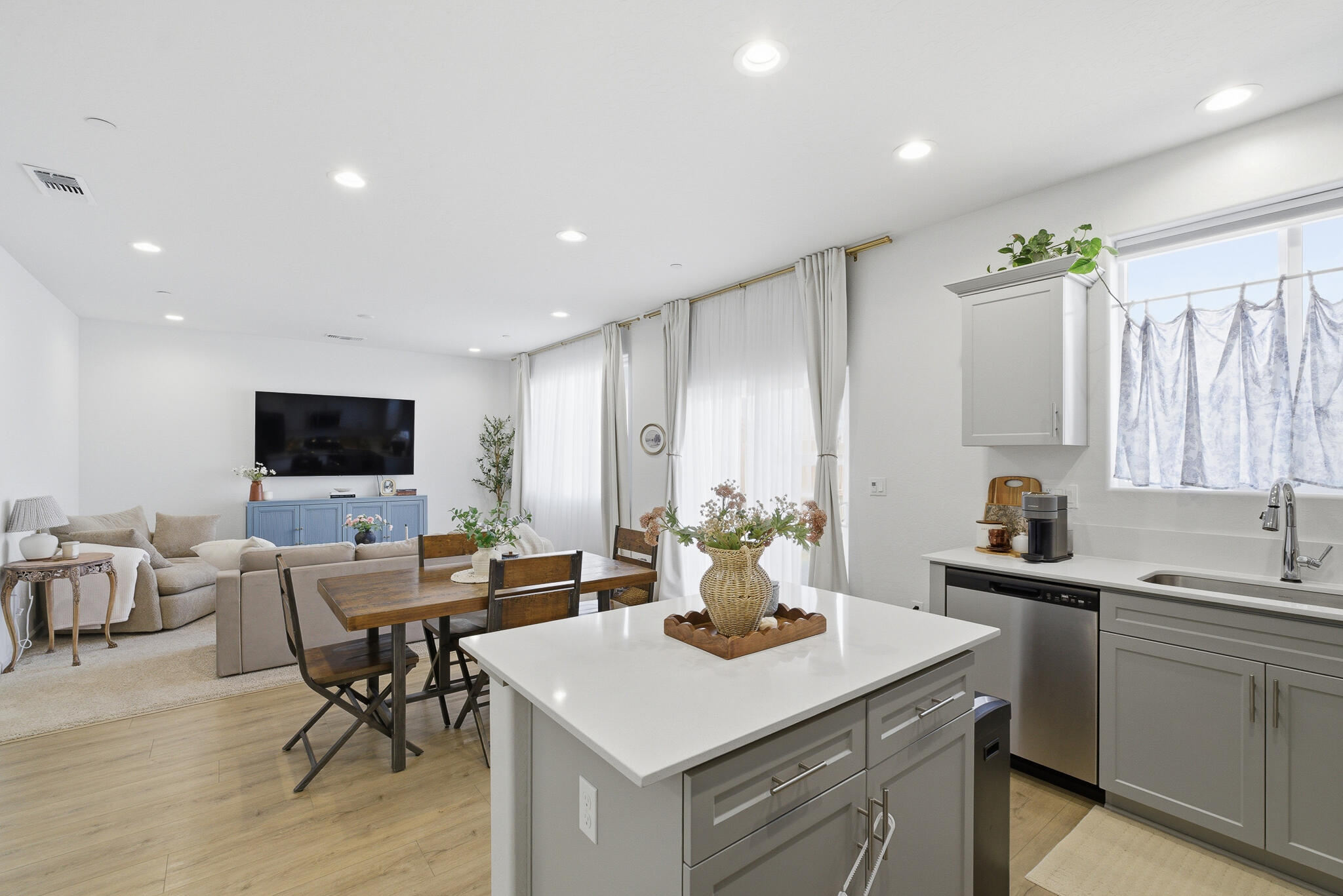 1202 W Prescott Ave, Visalia, CA 93291