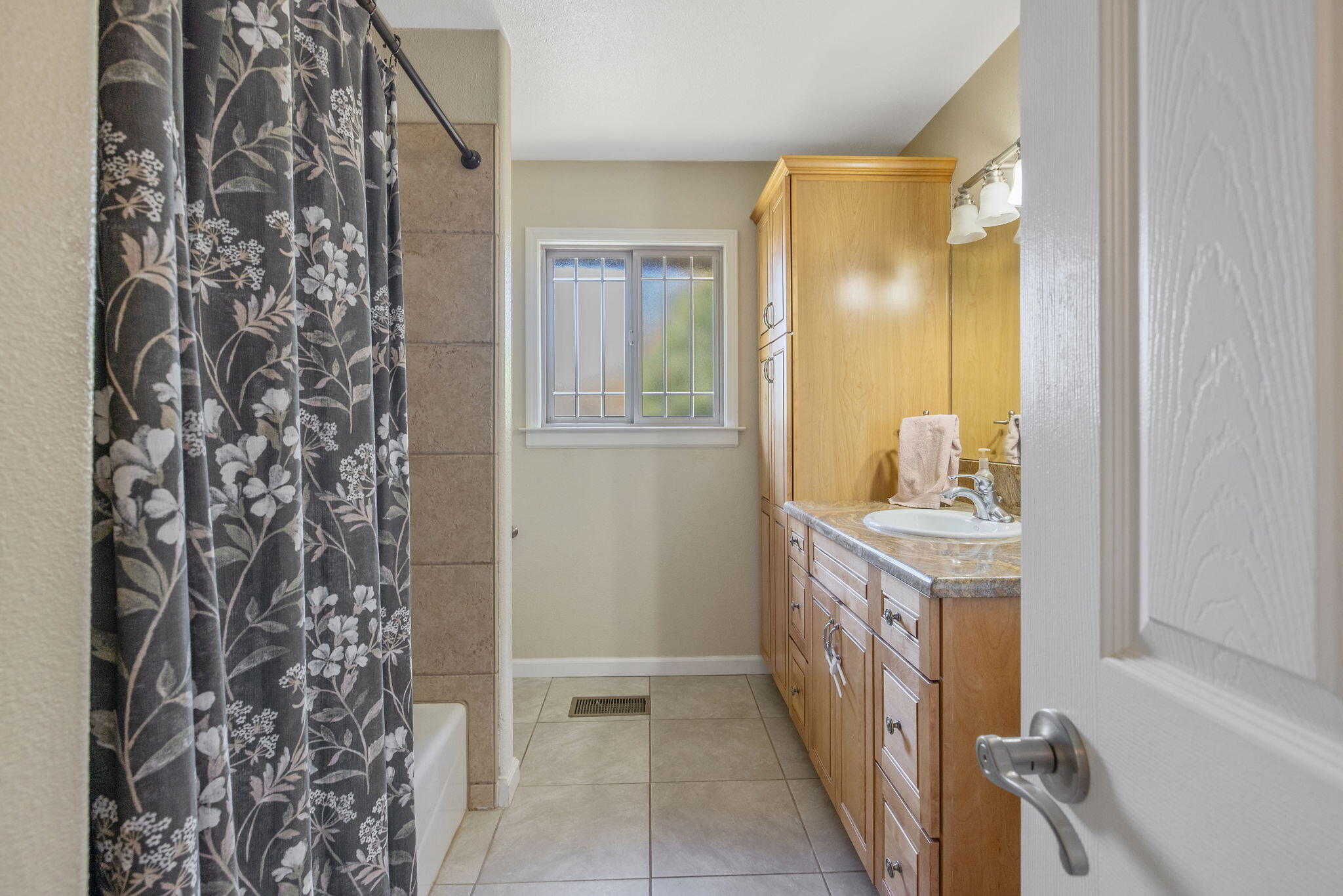 31862 Country Club Dr, Porterville, CA 93257