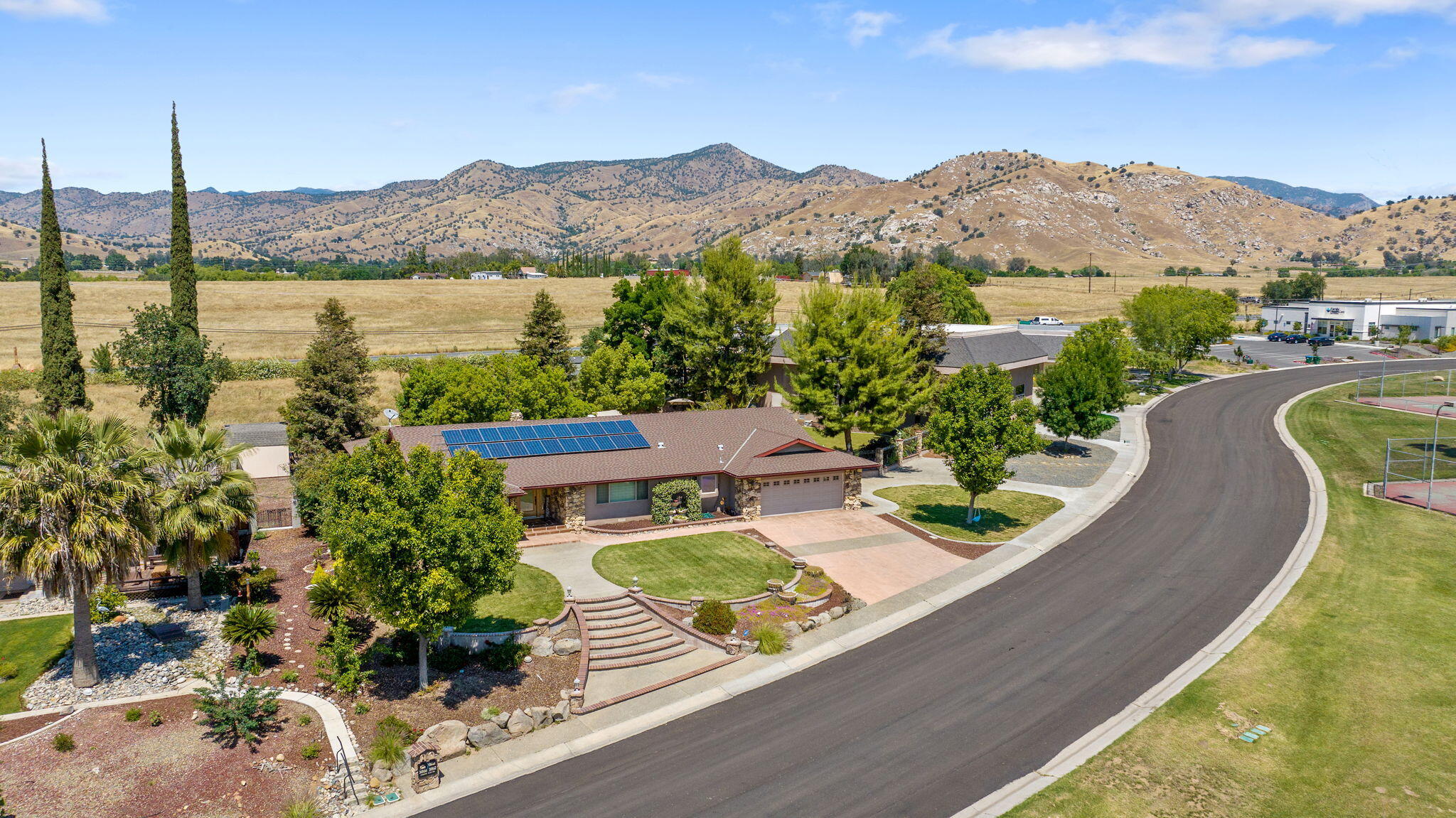 31862 Country Club Dr, Porterville, CA 93257