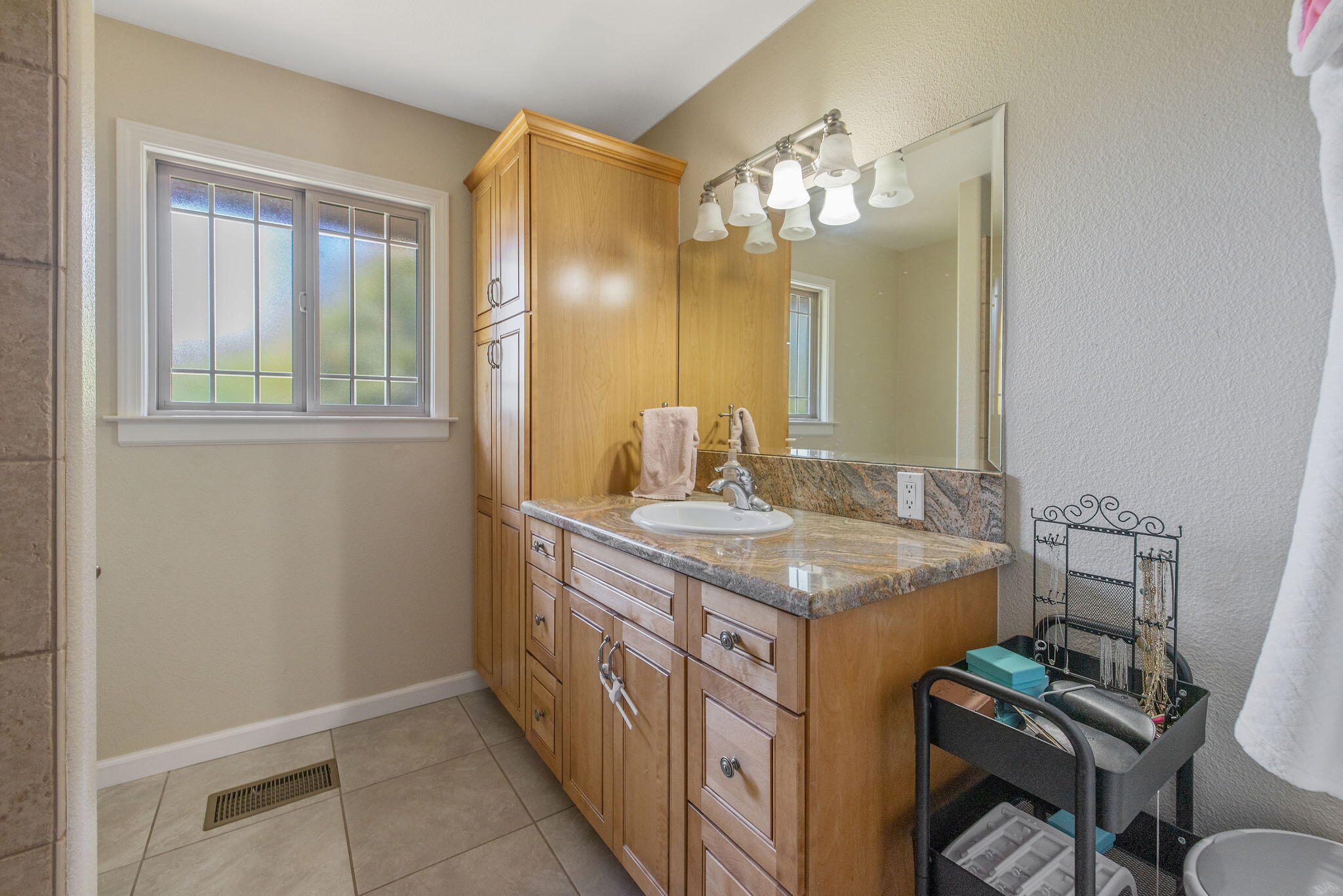 31862 Country Club Dr, Porterville, CA 93257