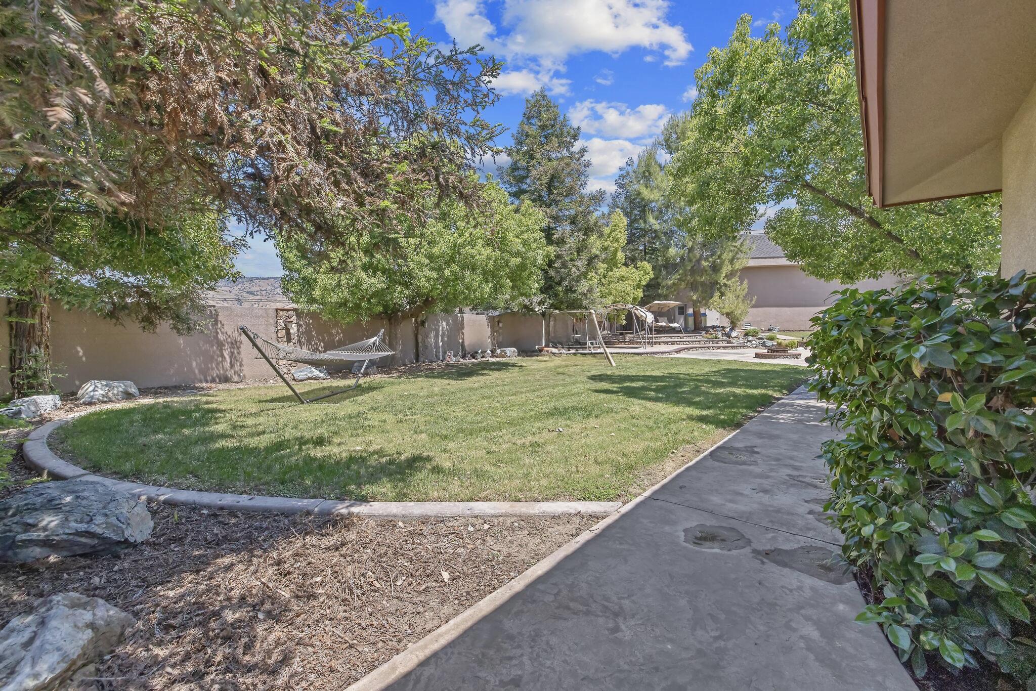 31862 Country Club Dr, Porterville, CA 93257