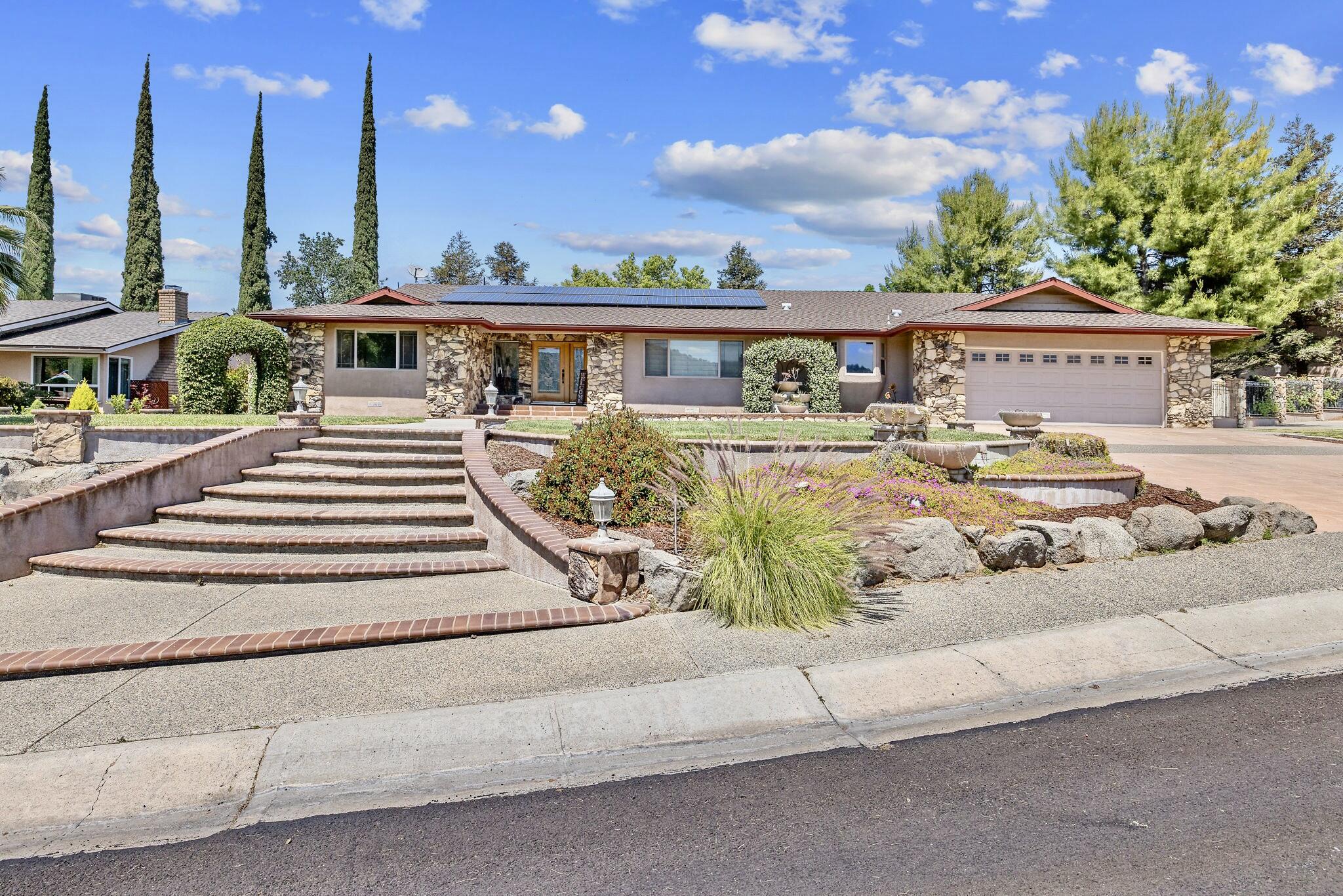 31862 Country Club Dr, Porterville, CA 93257