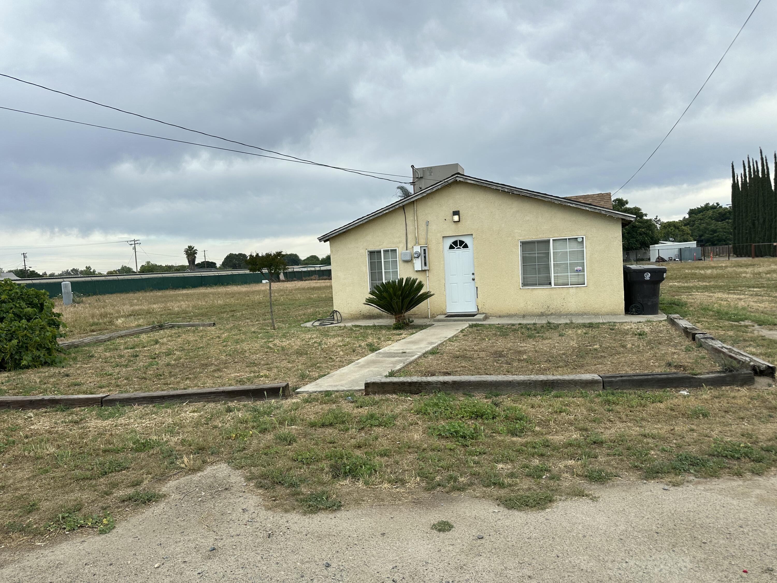 1808 E Foster Dr, Tulare, CA 93274