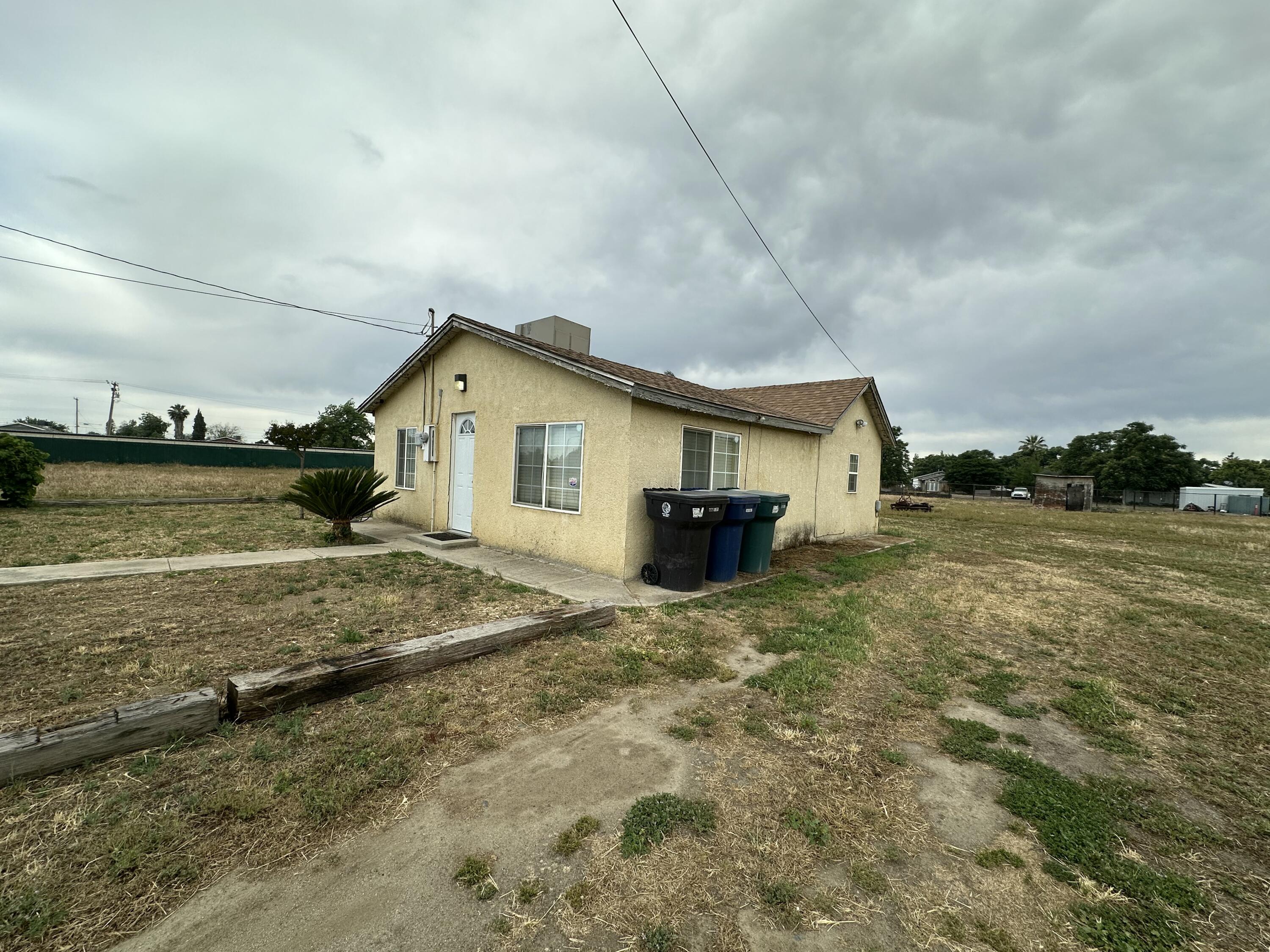 1808 E Foster Dr, Tulare, CA 93274