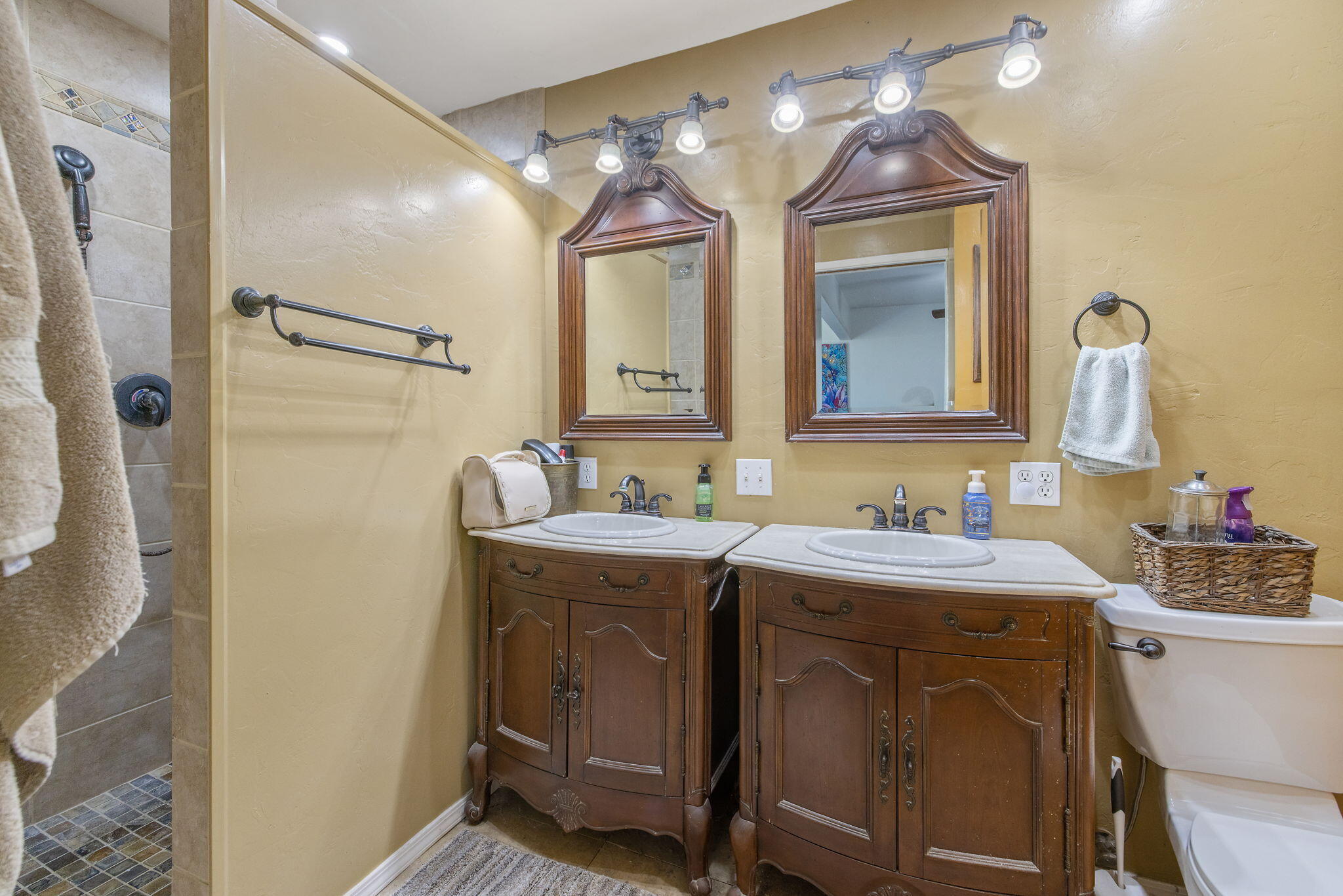 1228 W Linda Vista Ave, Porterville, CA 93257