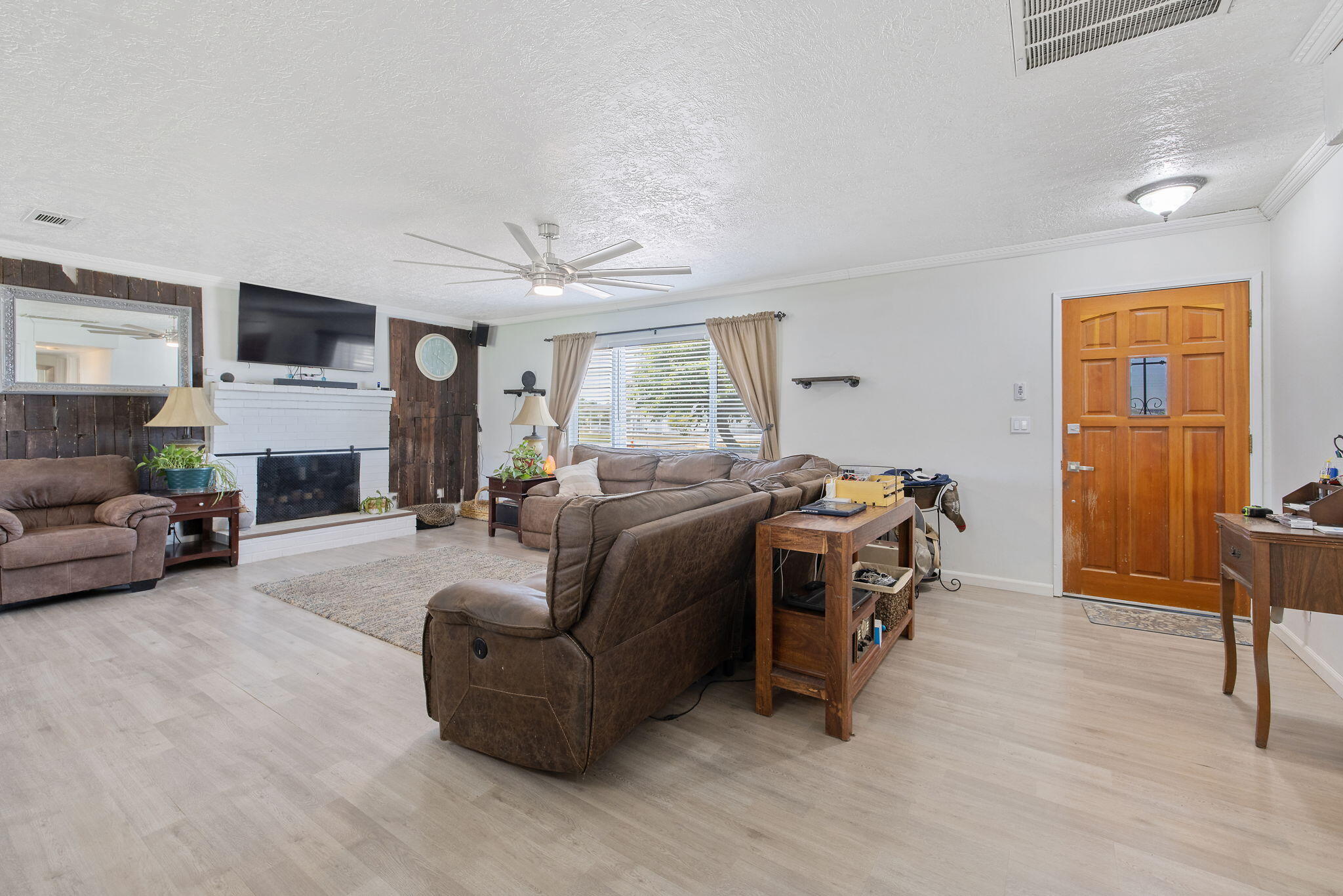 1228 W Linda Vista Ave, Porterville, CA 93257