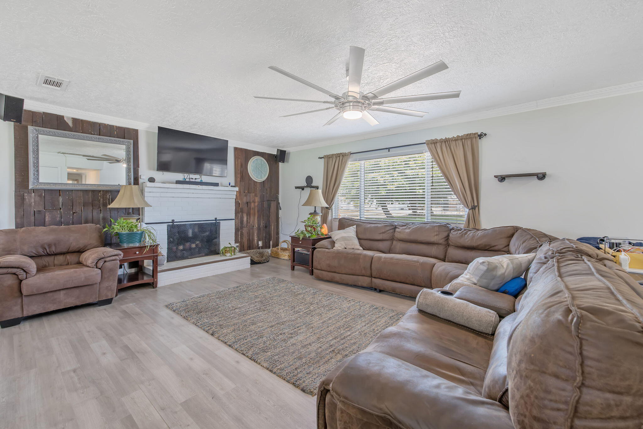 1228 W Linda Vista Ave, Porterville, CA 93257