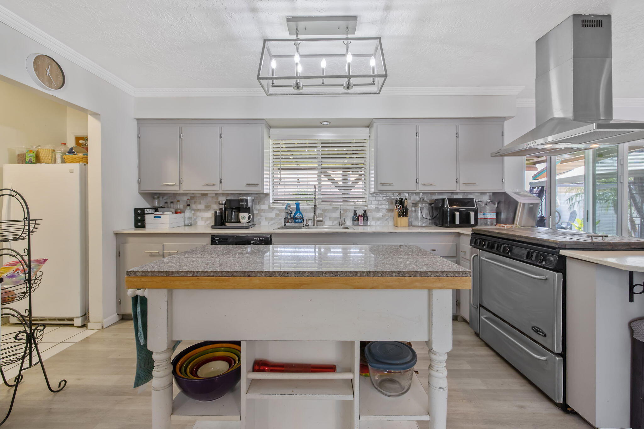 1228 W Linda Vista Ave, Porterville, CA 93257