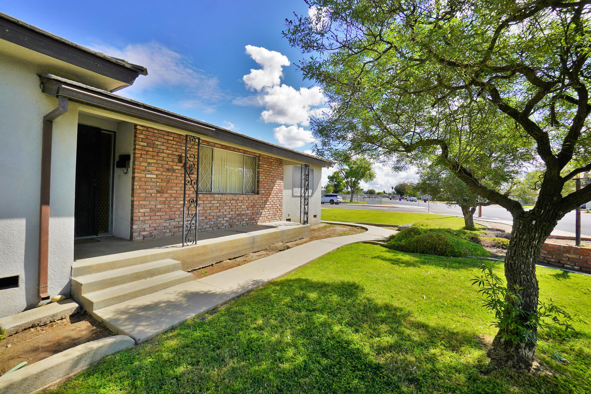 842 E Florinda St, Hanford, CA 93230