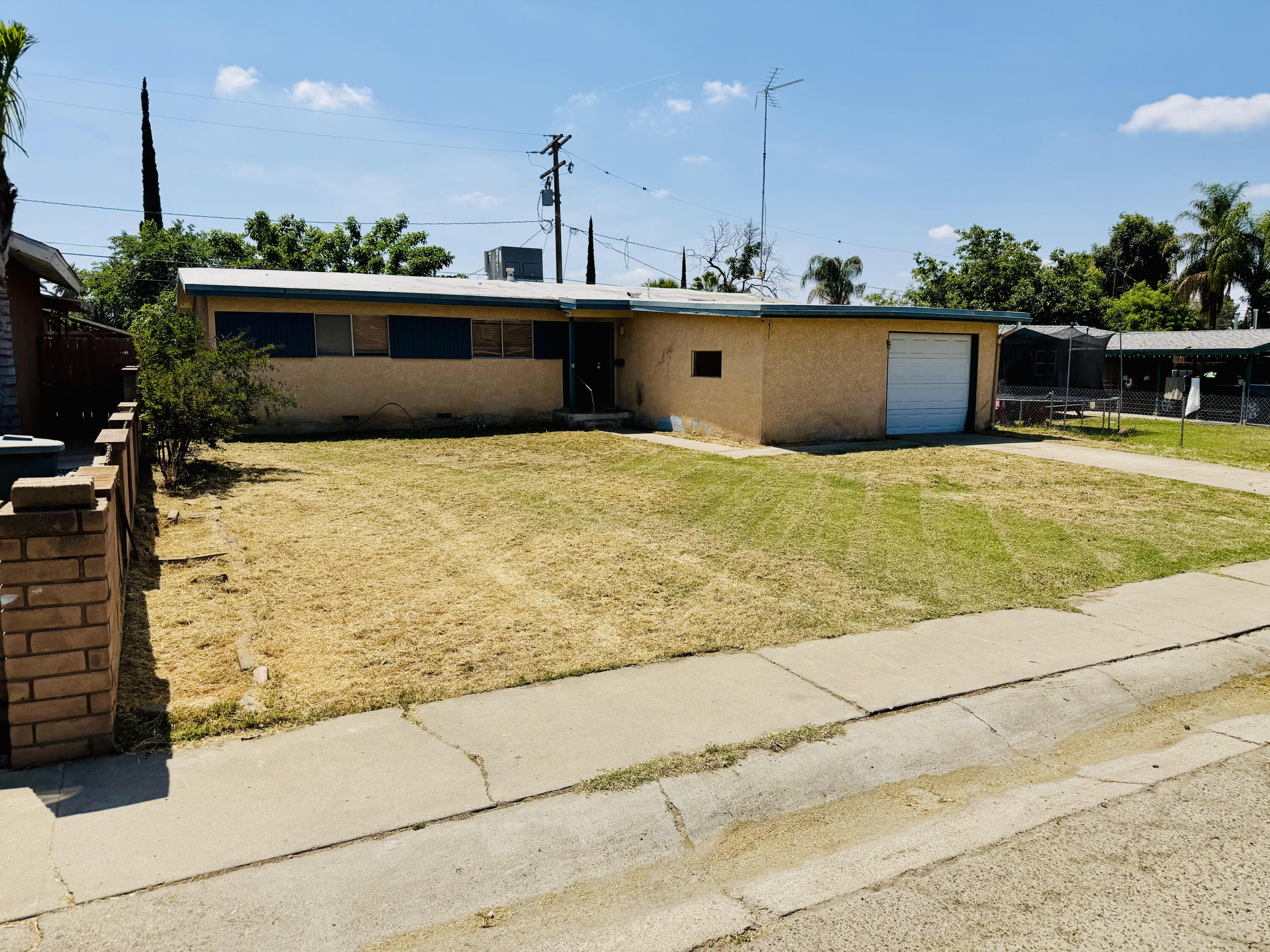877 E Thurman Ave, Porterville, CA 93257