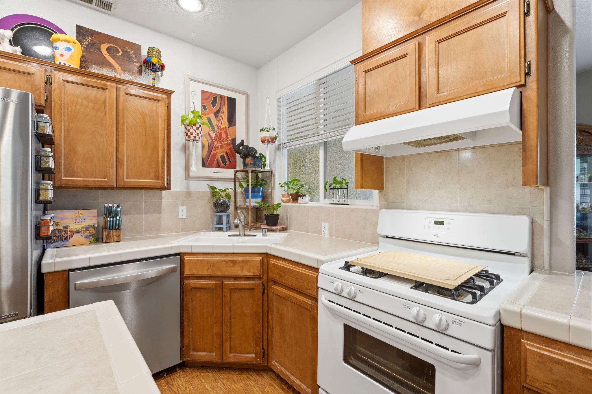 142 S Filbert Rd, Exeter, CA 93221