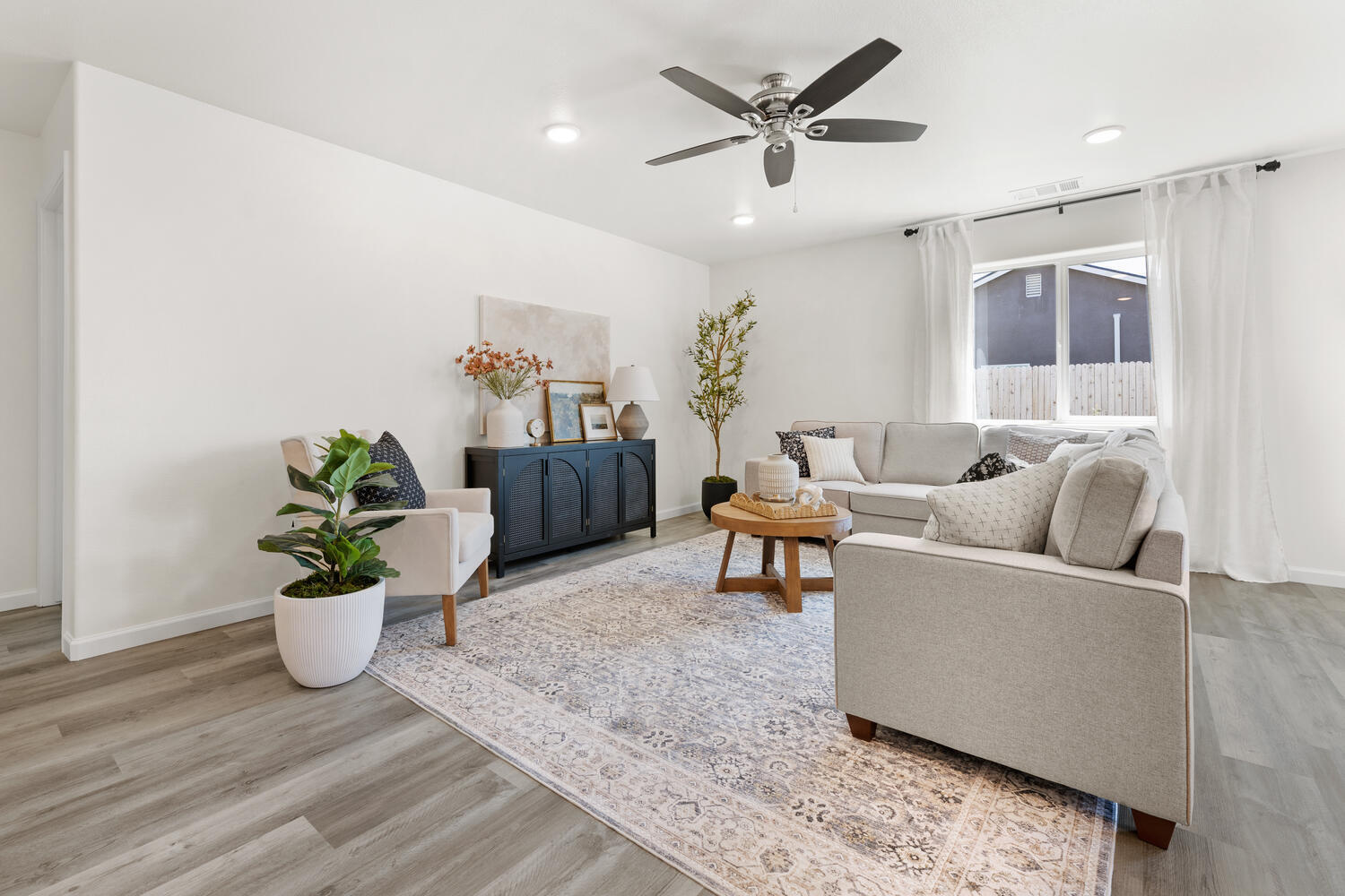 7071 Oriole Ave, Visalia, CA 93291