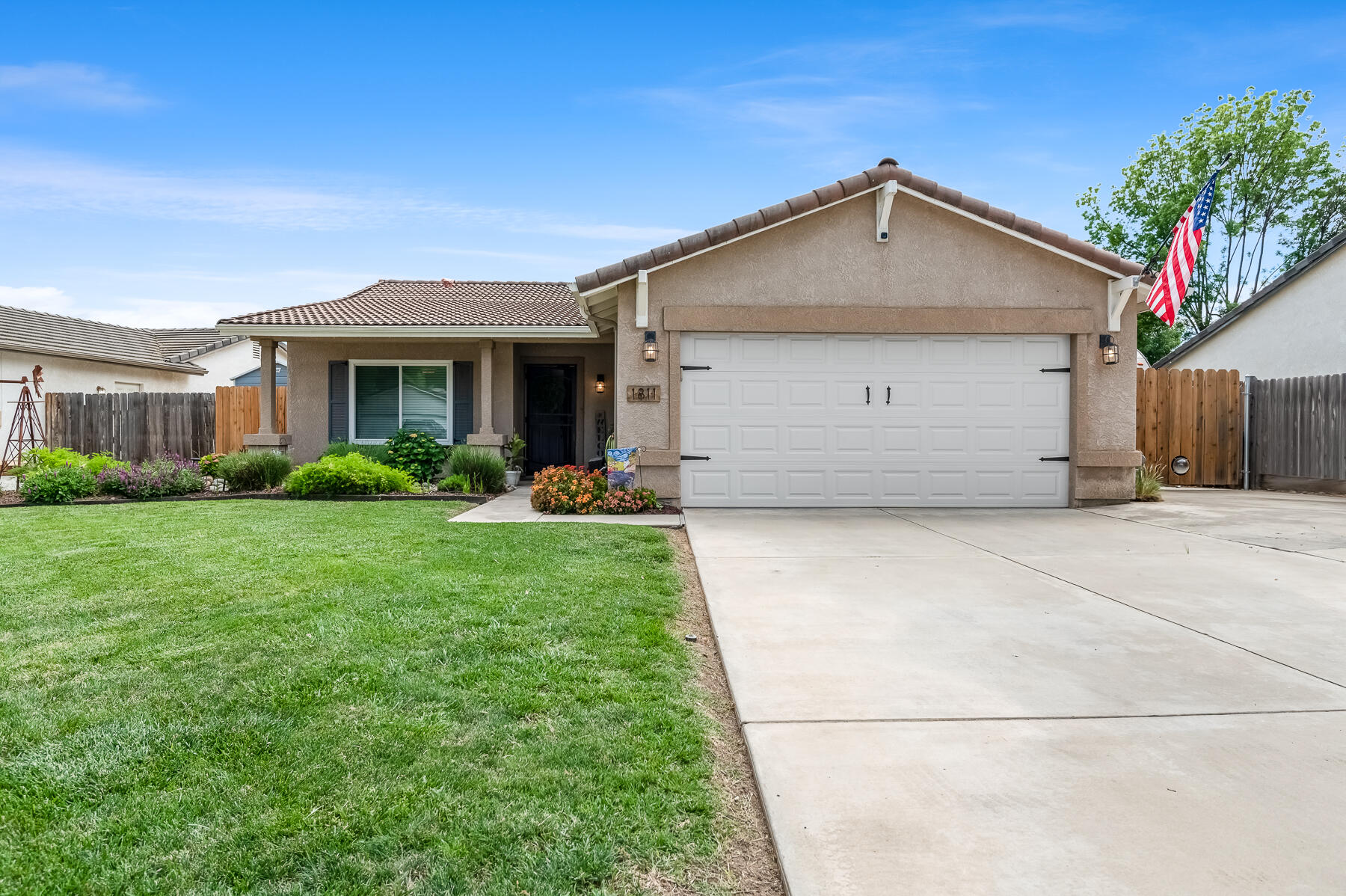 1811 E Country Ct, Visalia, CA 93292