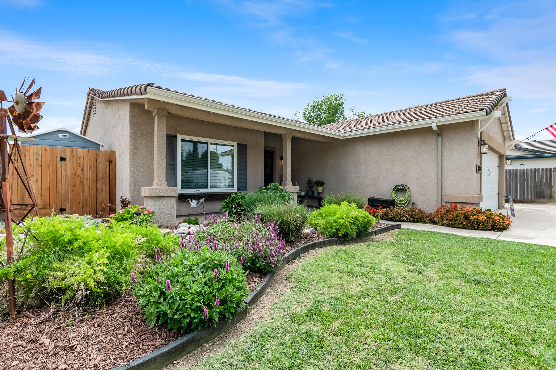 1811 E Country Ct, Visalia, CA 93292