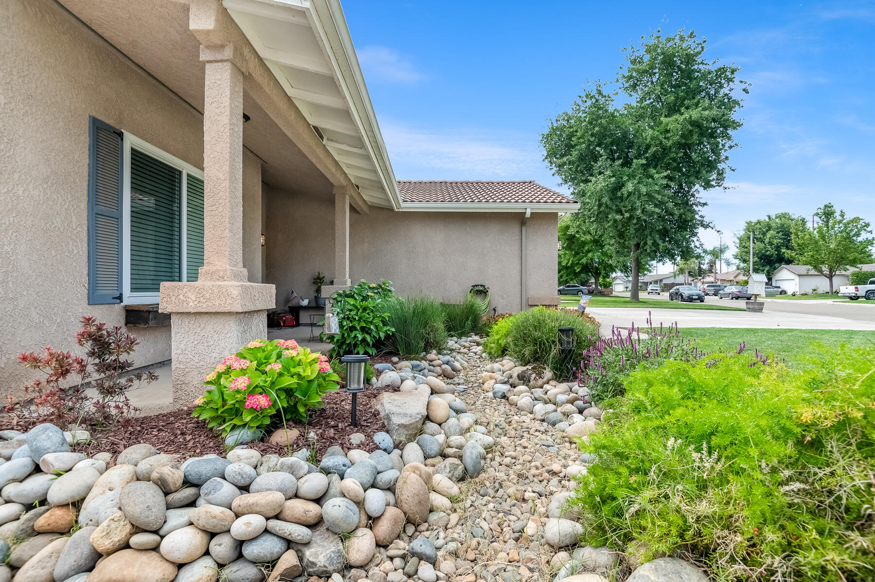 1811 E Country Ct, Visalia, CA 93292