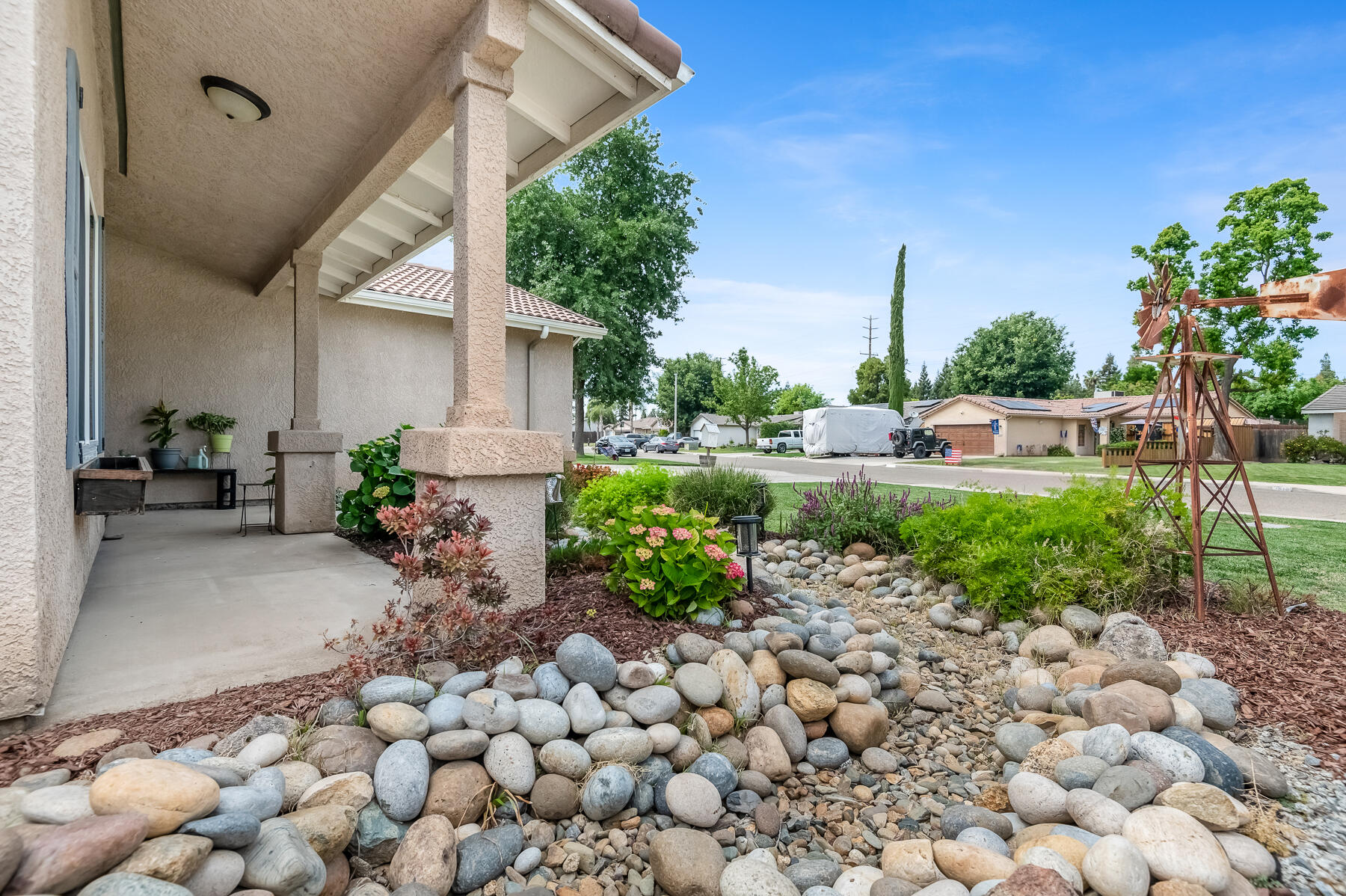 1811 E Country Ct, Visalia, CA 93292