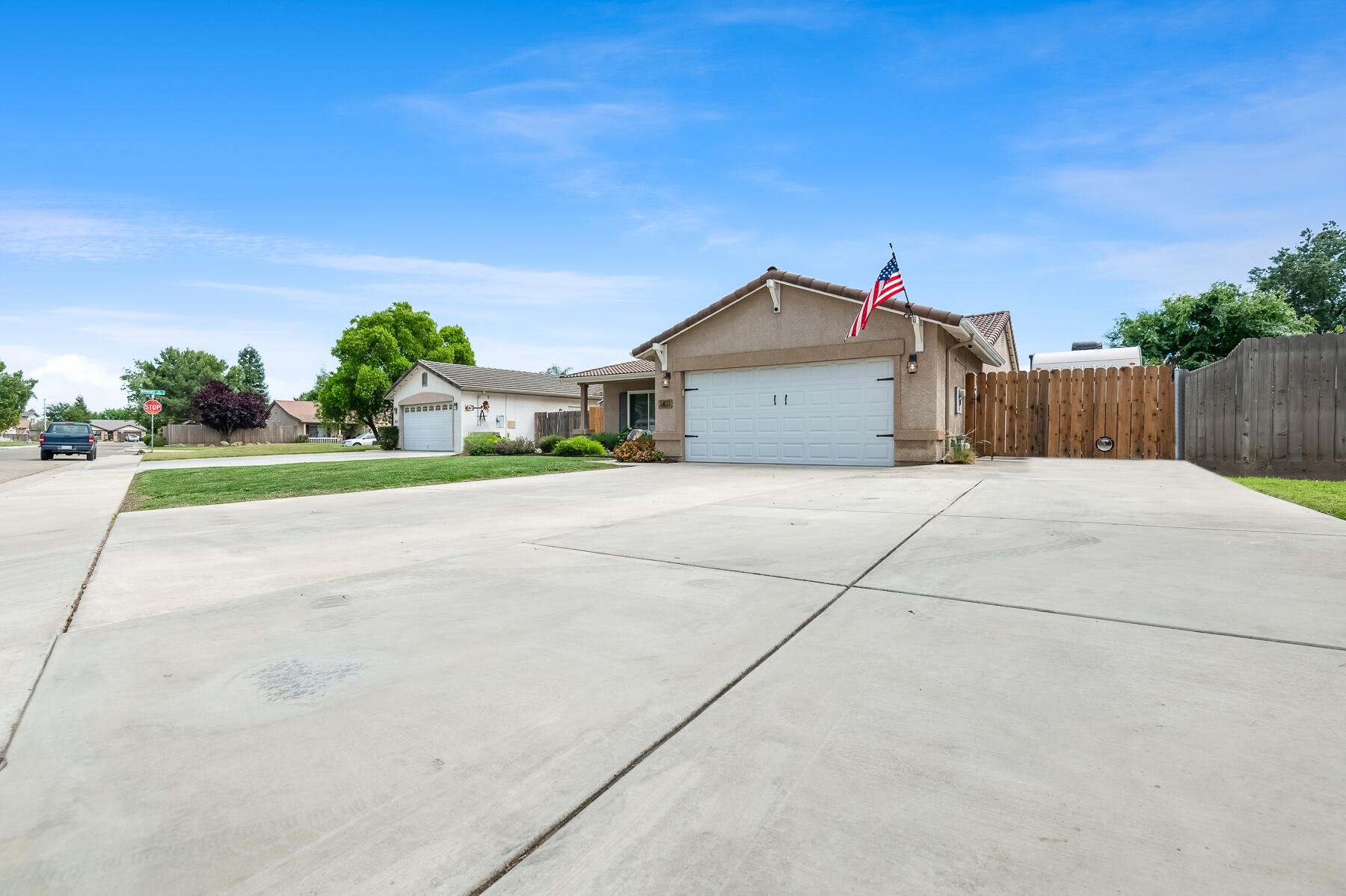 1811 E Country Ct, Visalia, CA 93292