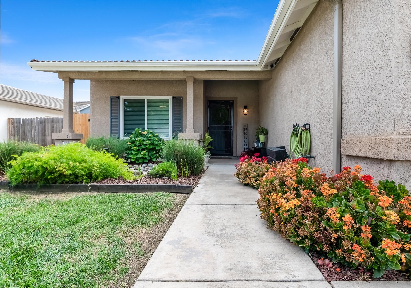 1811 E Country Ct, Visalia, CA 93292