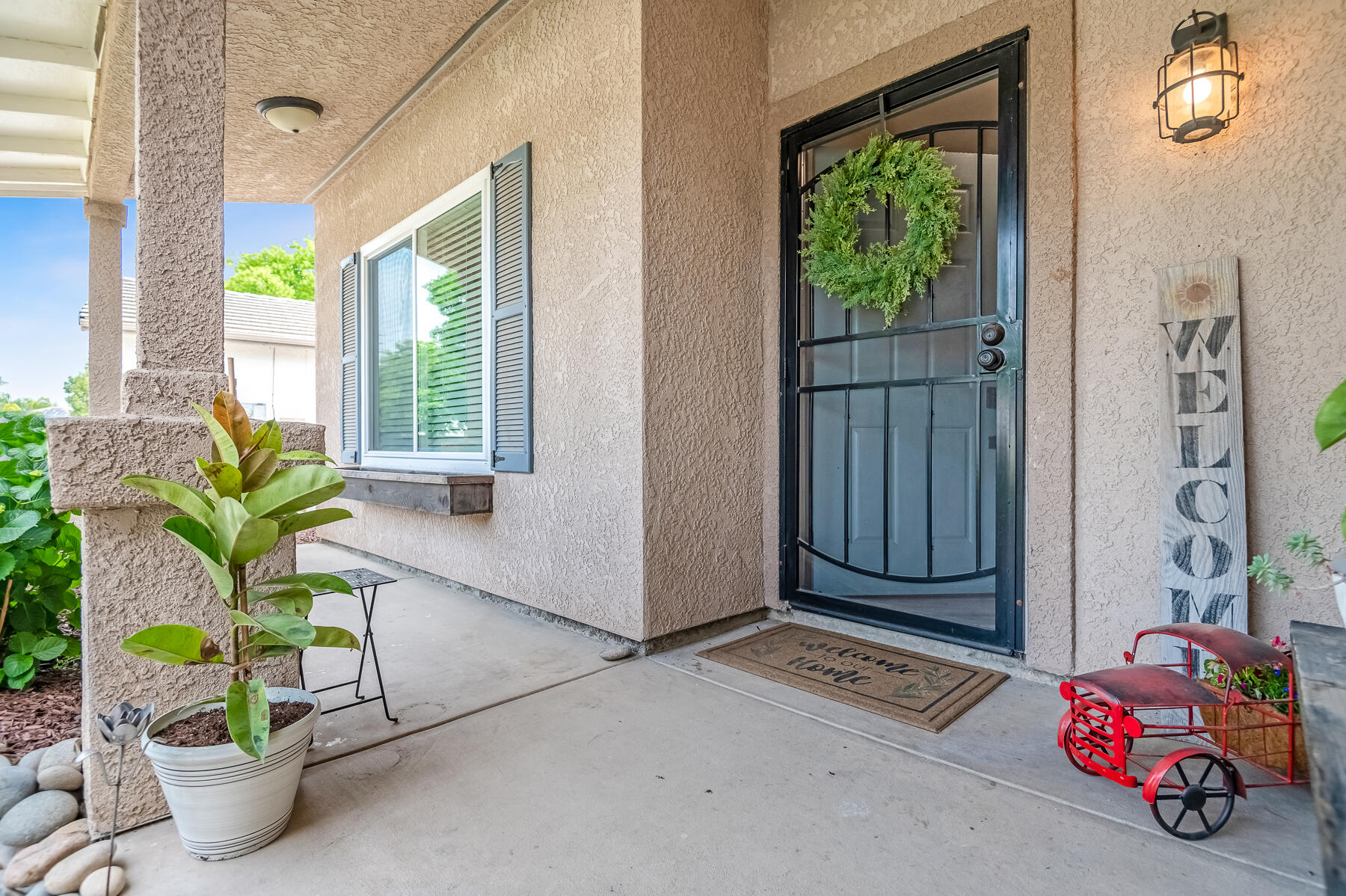 1811 E Country Ct, Visalia, CA 93292