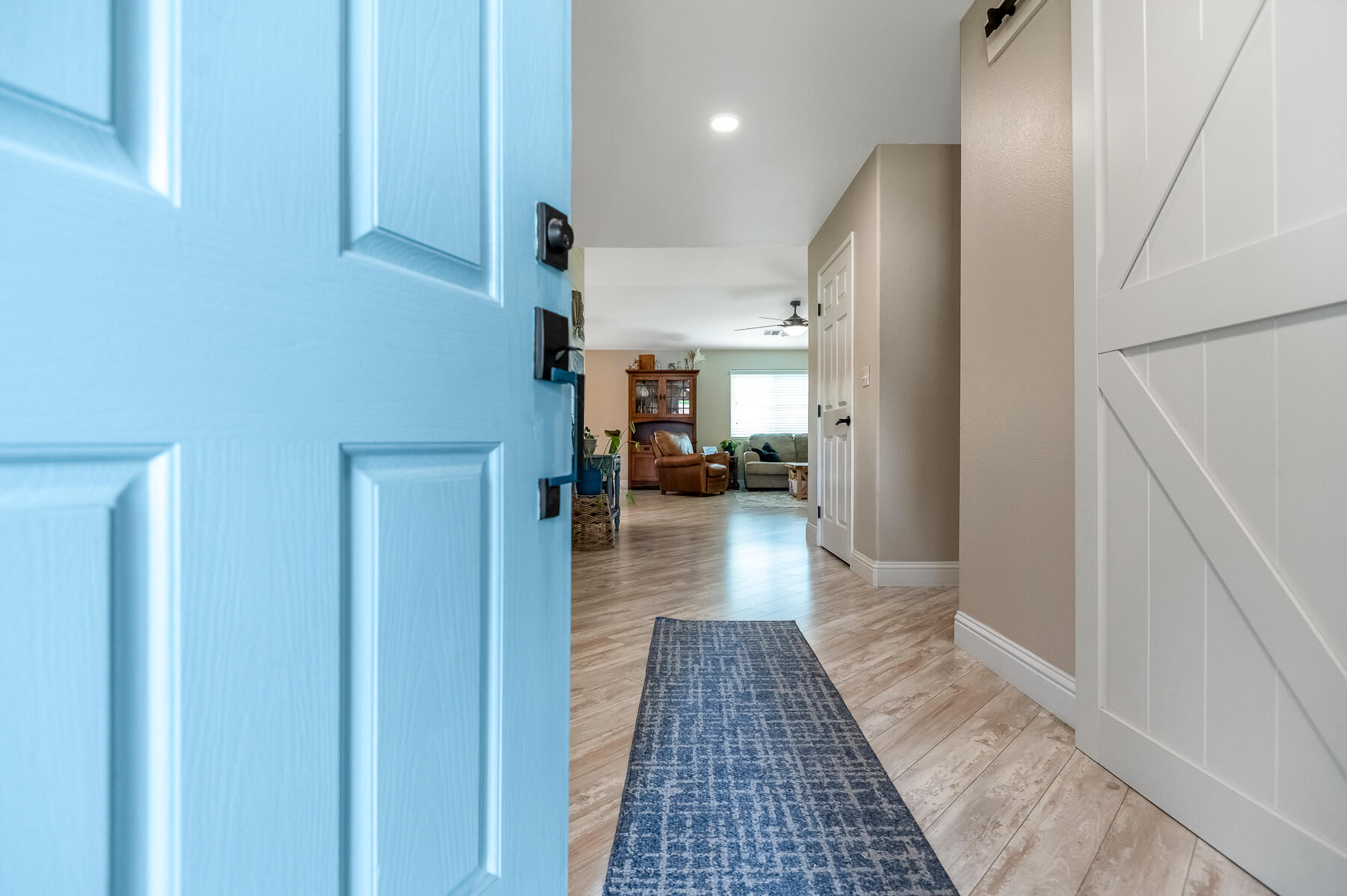 1811 E Country Ct, Visalia, CA 93292