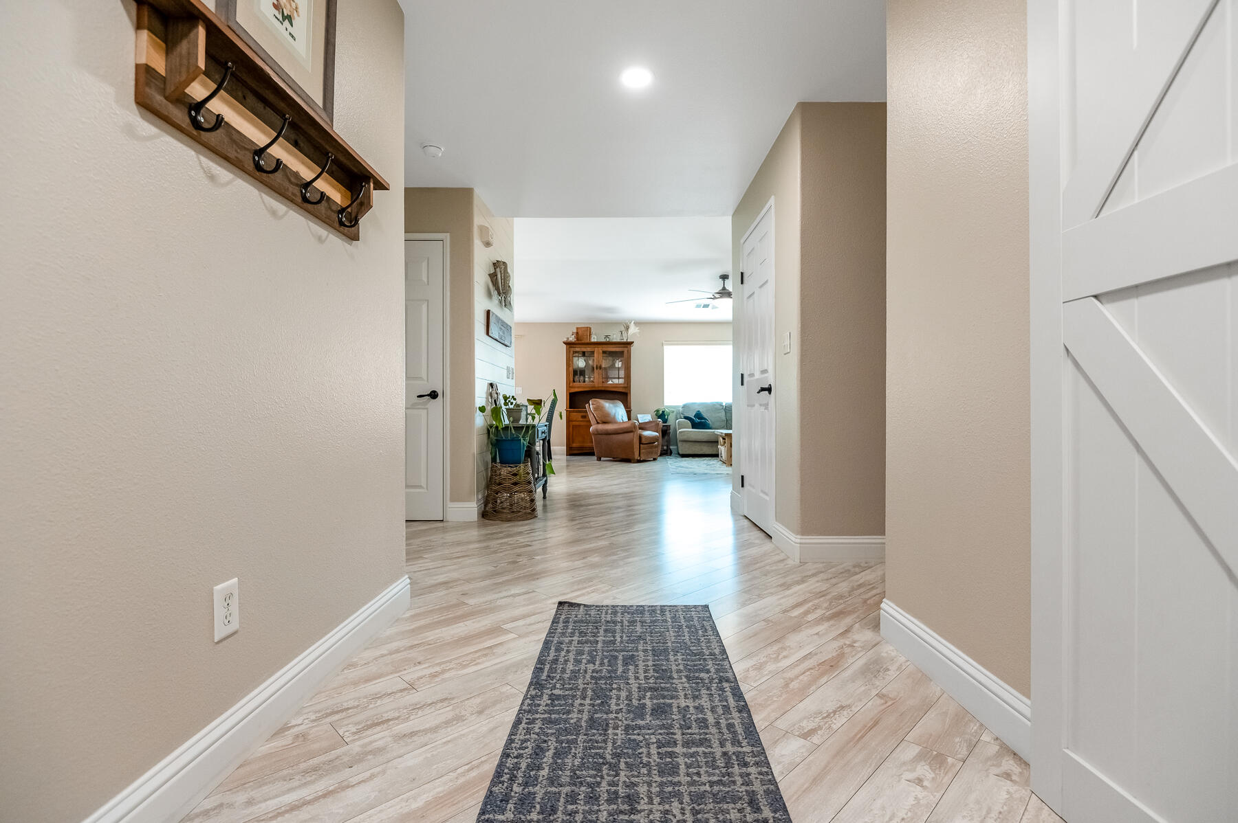 1811 E Country Ct, Visalia, CA 93292