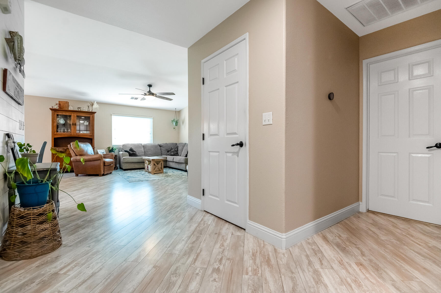 1811 E Country Ct, Visalia, CA 93292